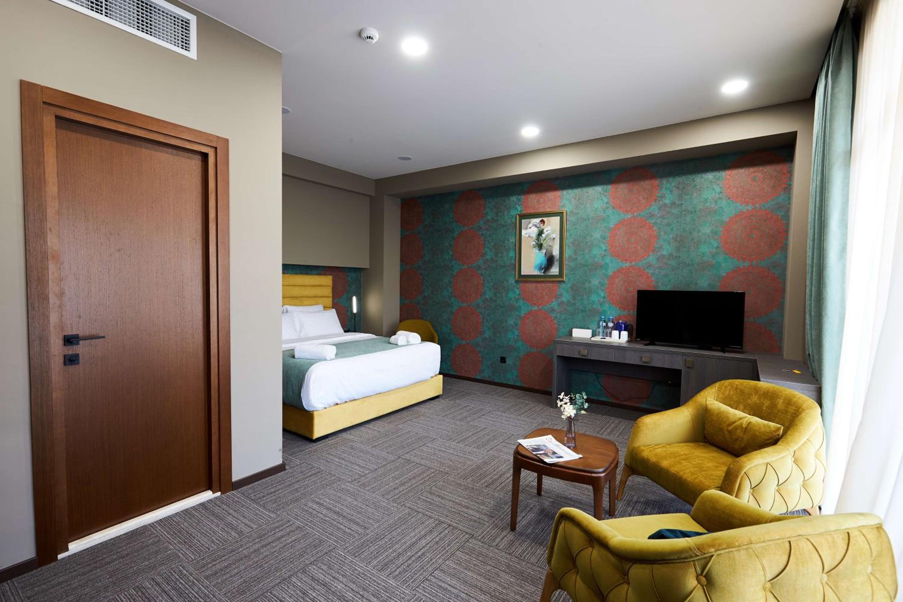 Superior King Room with Balcony and Garden View - Non-Smoking photo 3