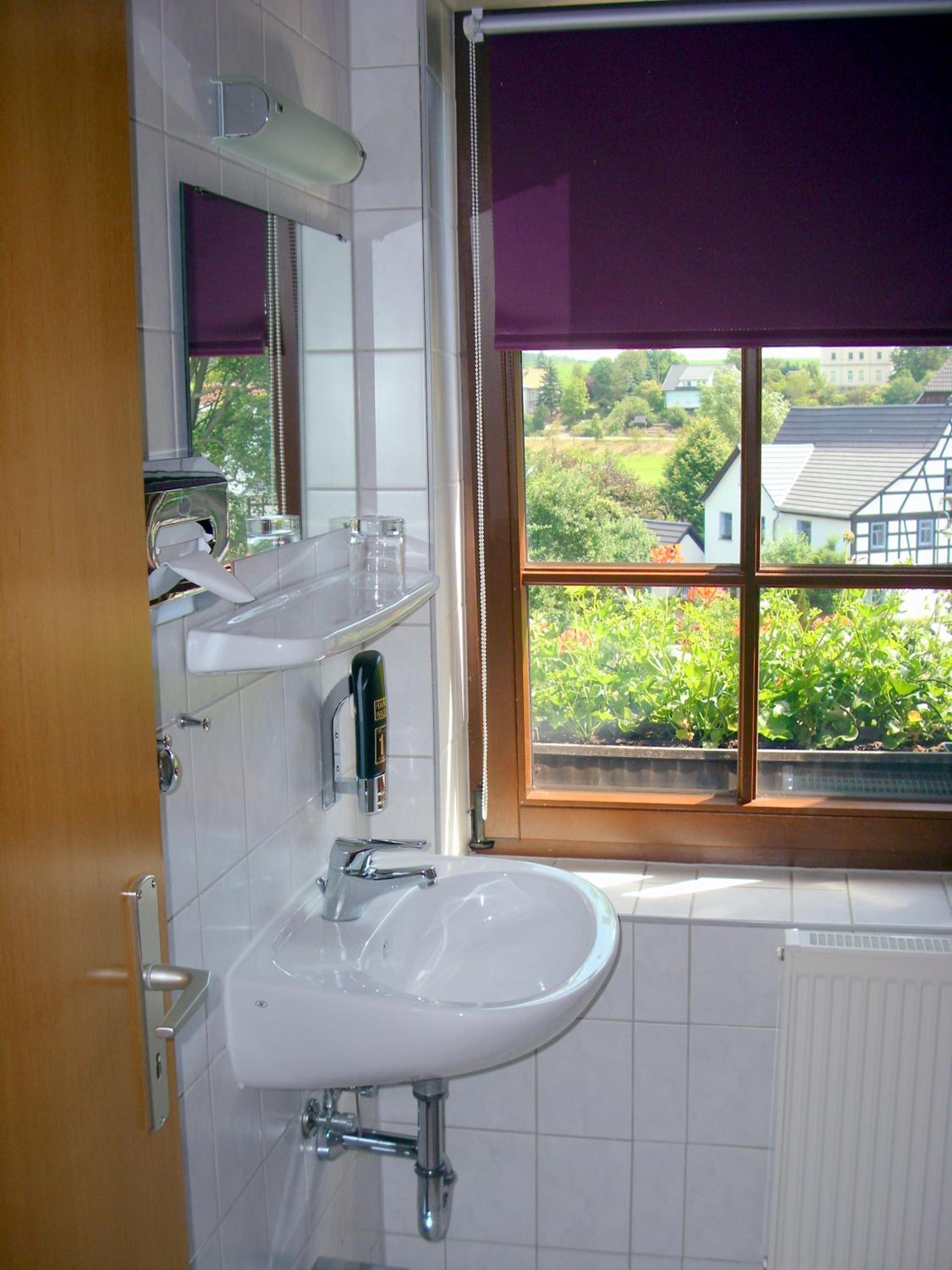 Single Room with Bathroom photo 2