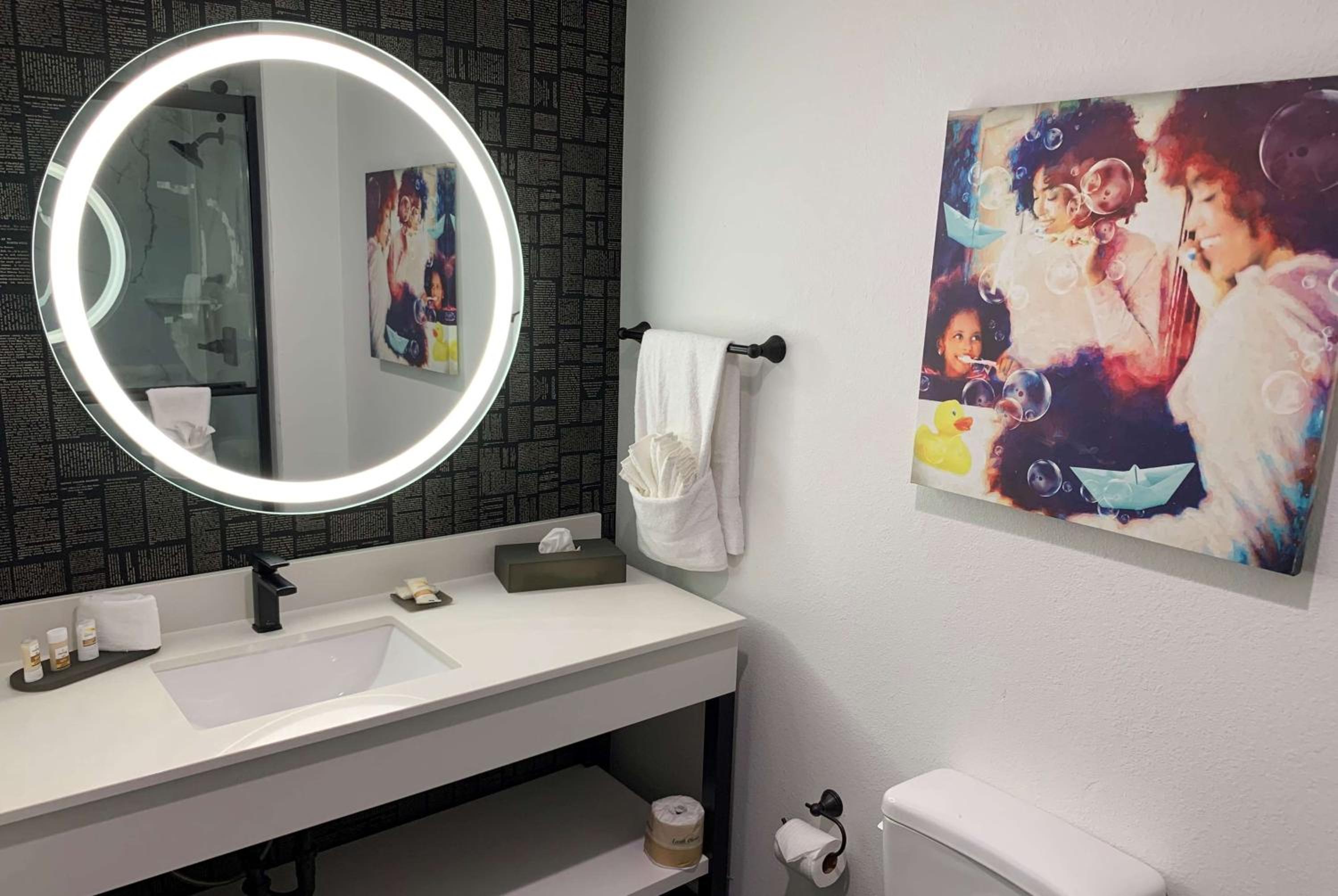 Deluxe King Room with Roll-In Shower -  Mobility Accessible/Non-Smoking - Photo 2