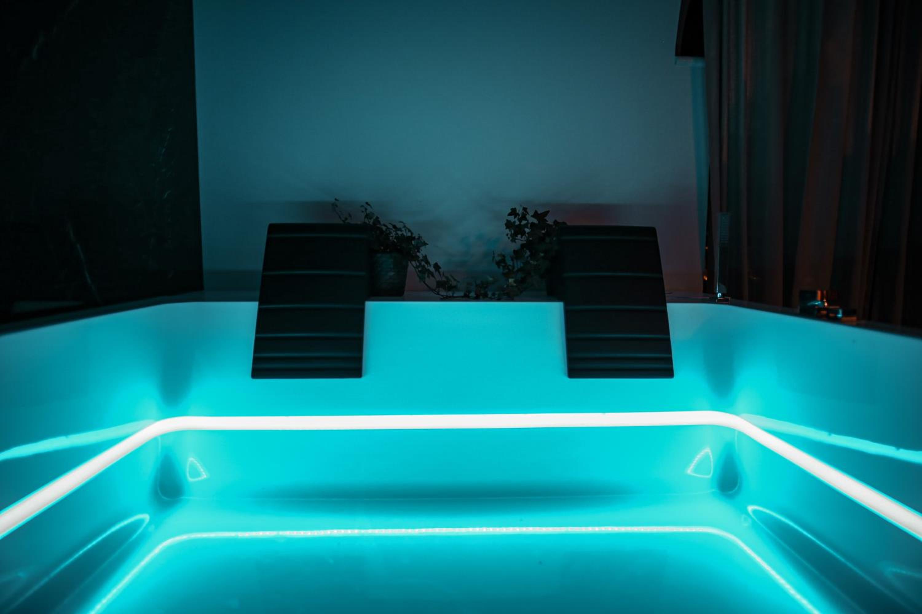 Deluxe Suite with Spa Bath - Photo 5