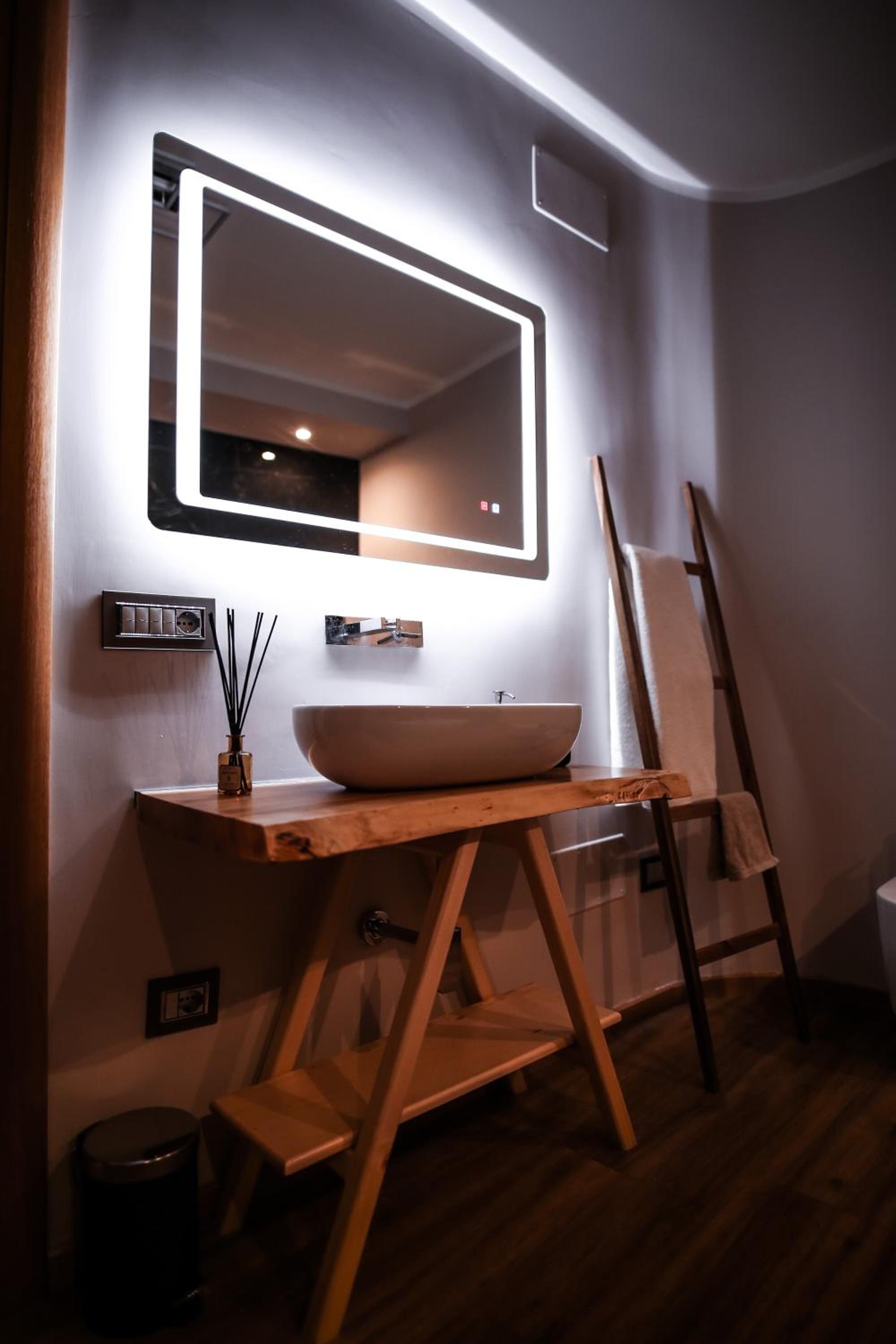 Deluxe Suite with Spa Bath - Photo 6