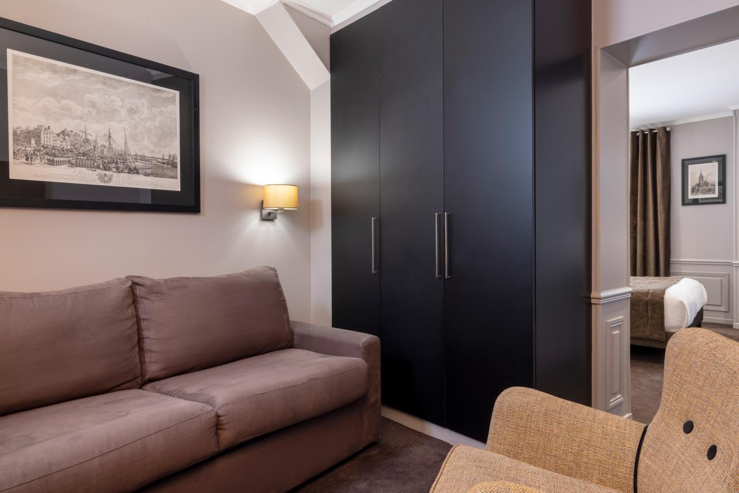 Superior Family Room photo 1