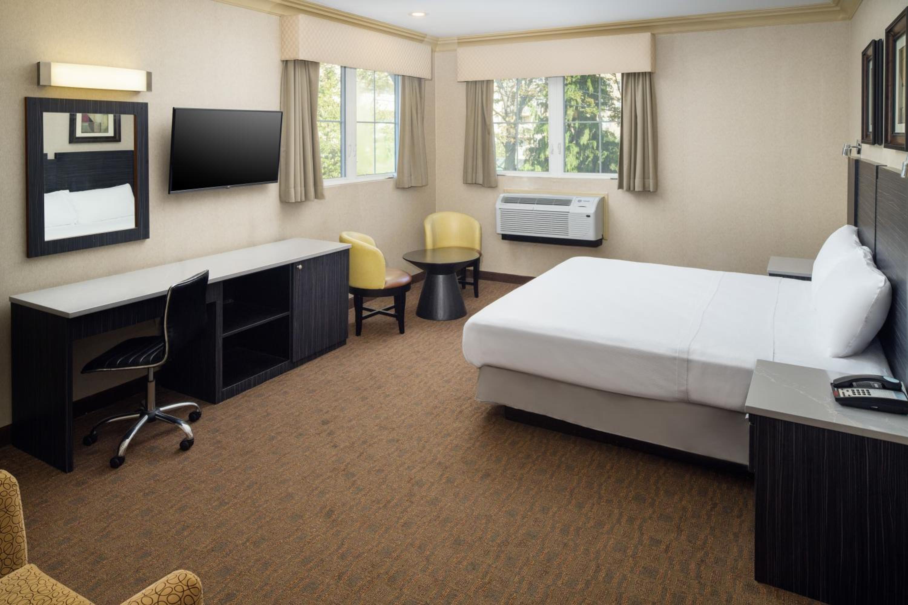 Deluxe King Room - Non-Smoking photo 1