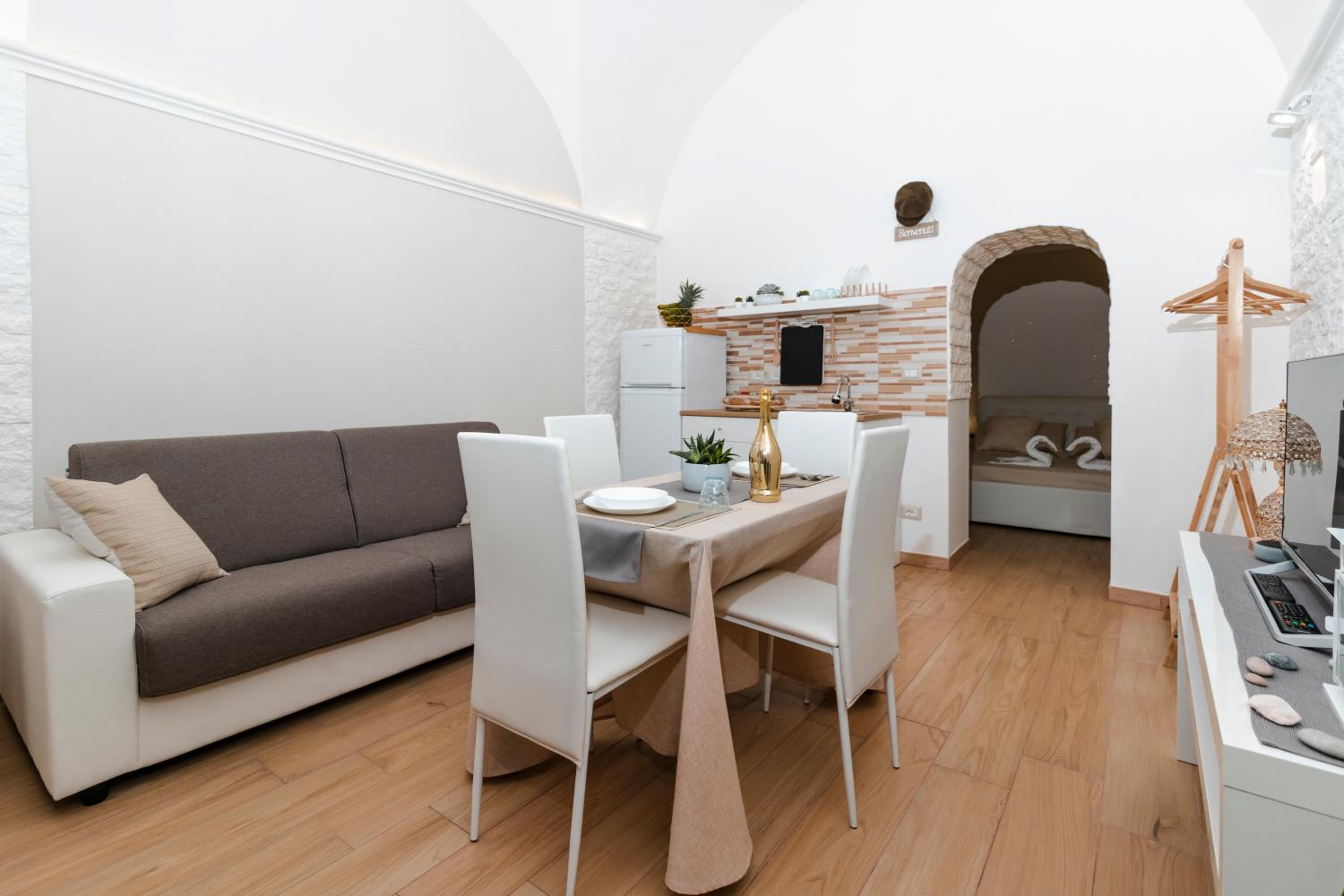 One-Bedroom House - Photo 32