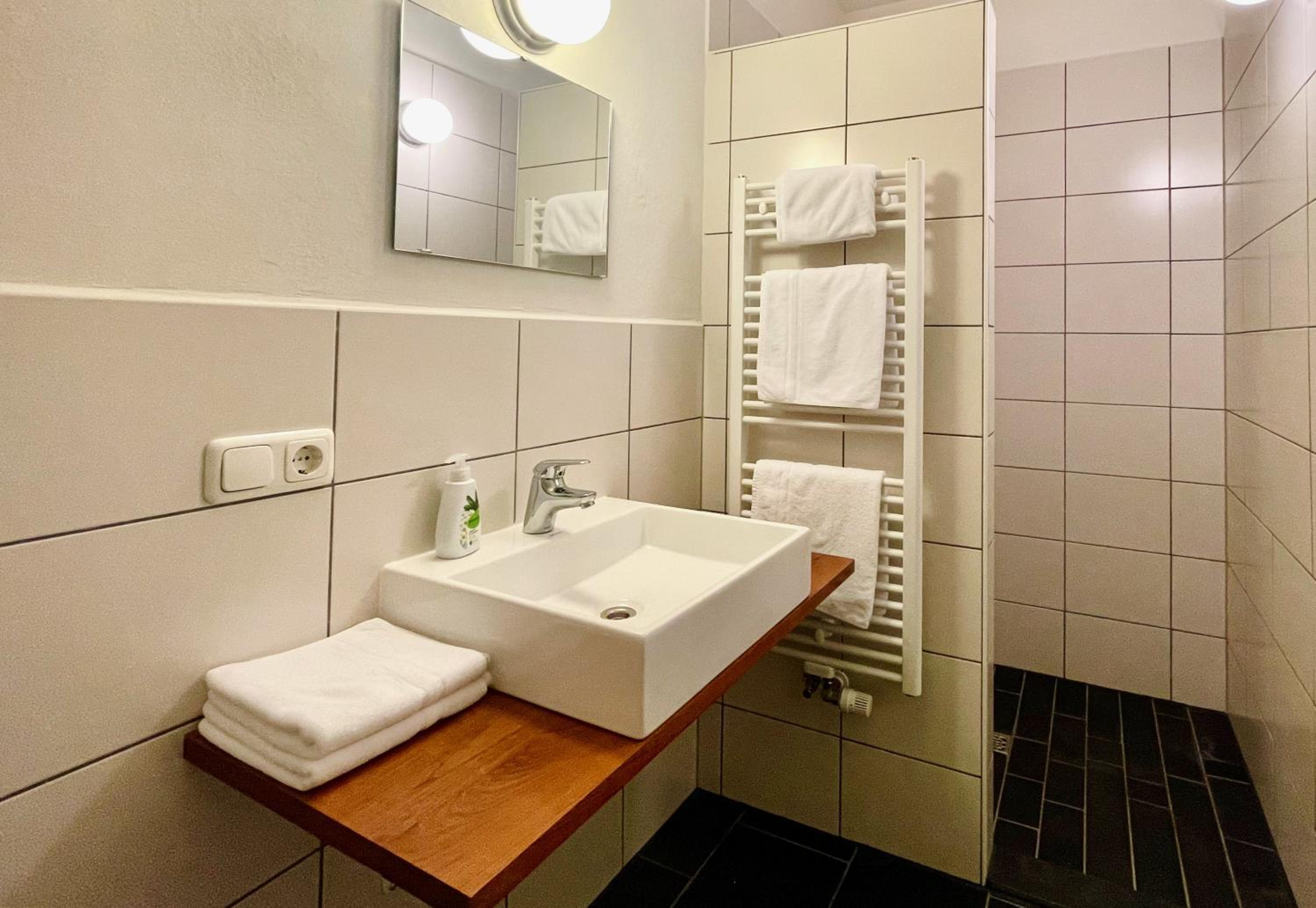 Double Room with Private Bathroom - Photo 2