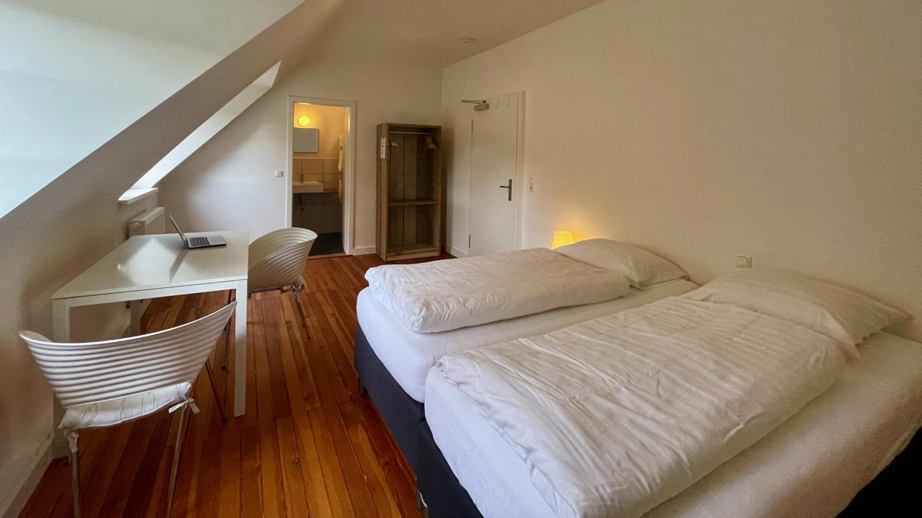 Double Room with Private Bathroom - Photo 4