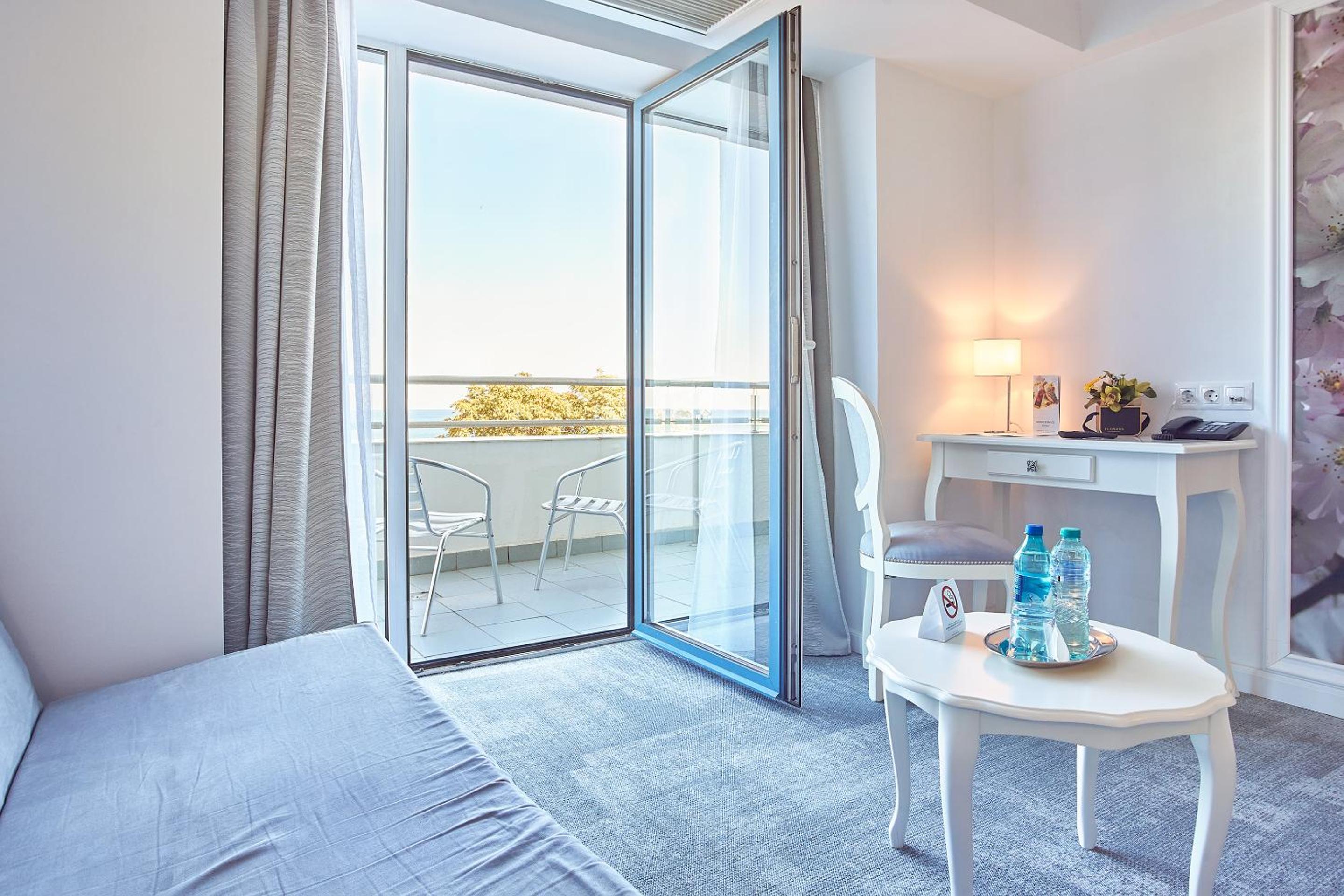 Deluxe Family Room with sofabed, Sea view - Photo 2