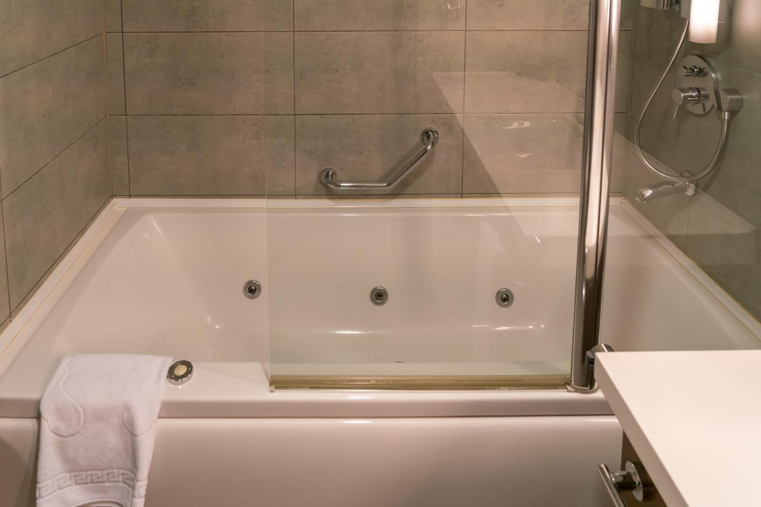 Corner Suite thumbnail 5