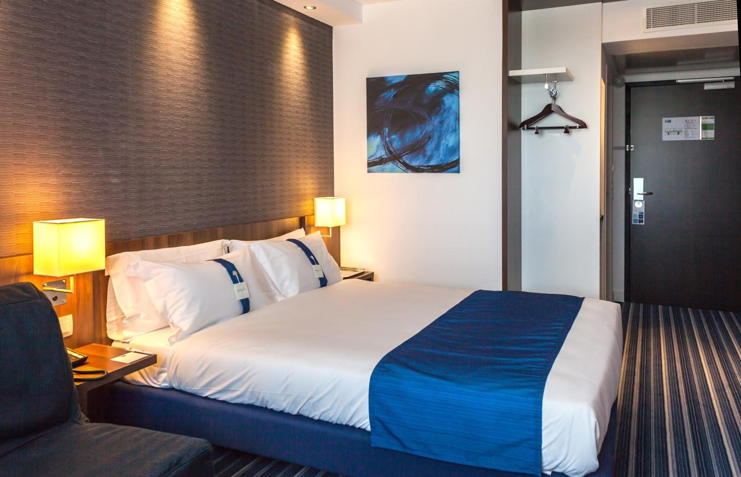 Standard Room with Free Breakfast - Photo 5