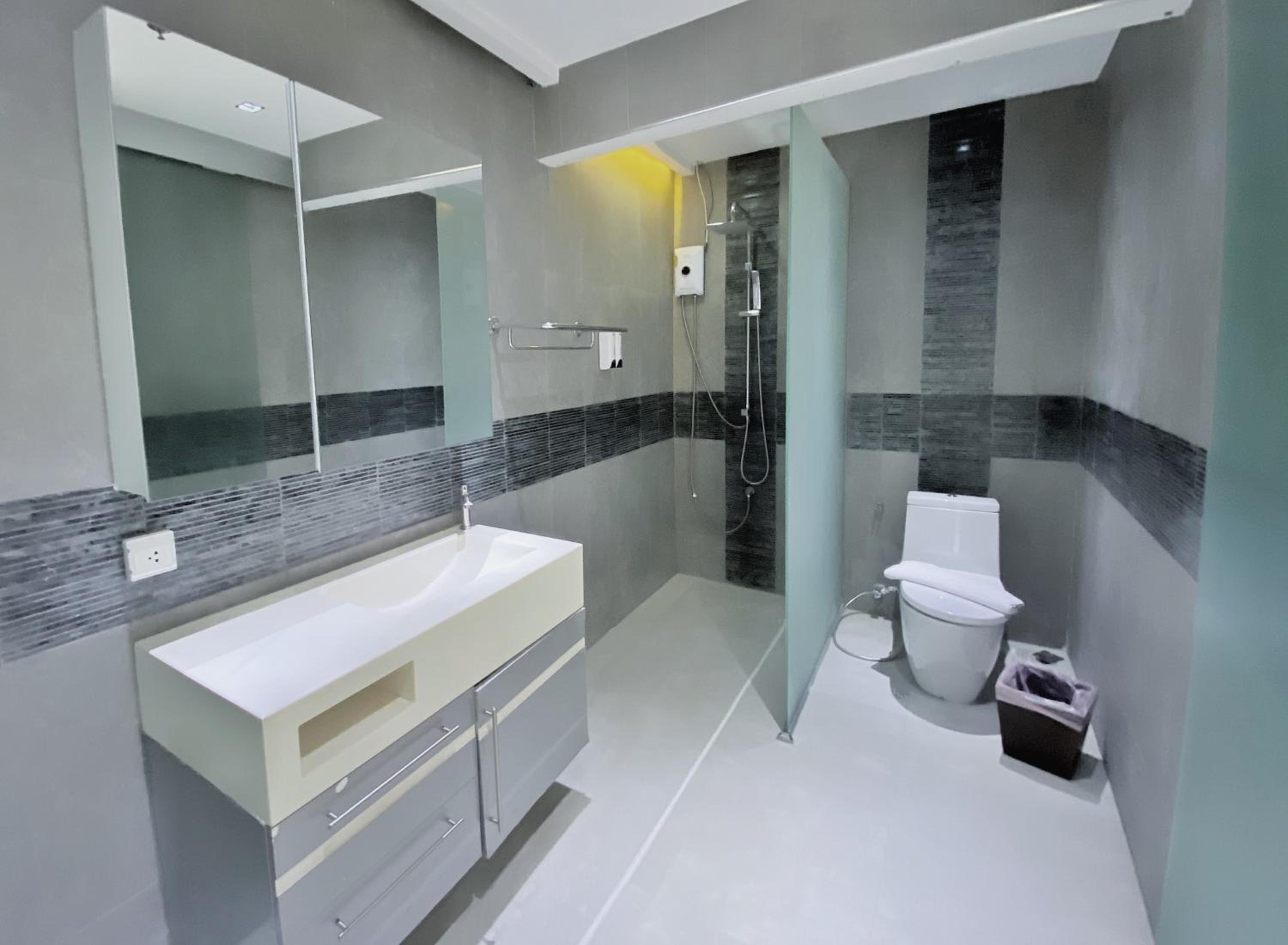 Twelve-Bedroom Villa with Private Pool - Photo 16