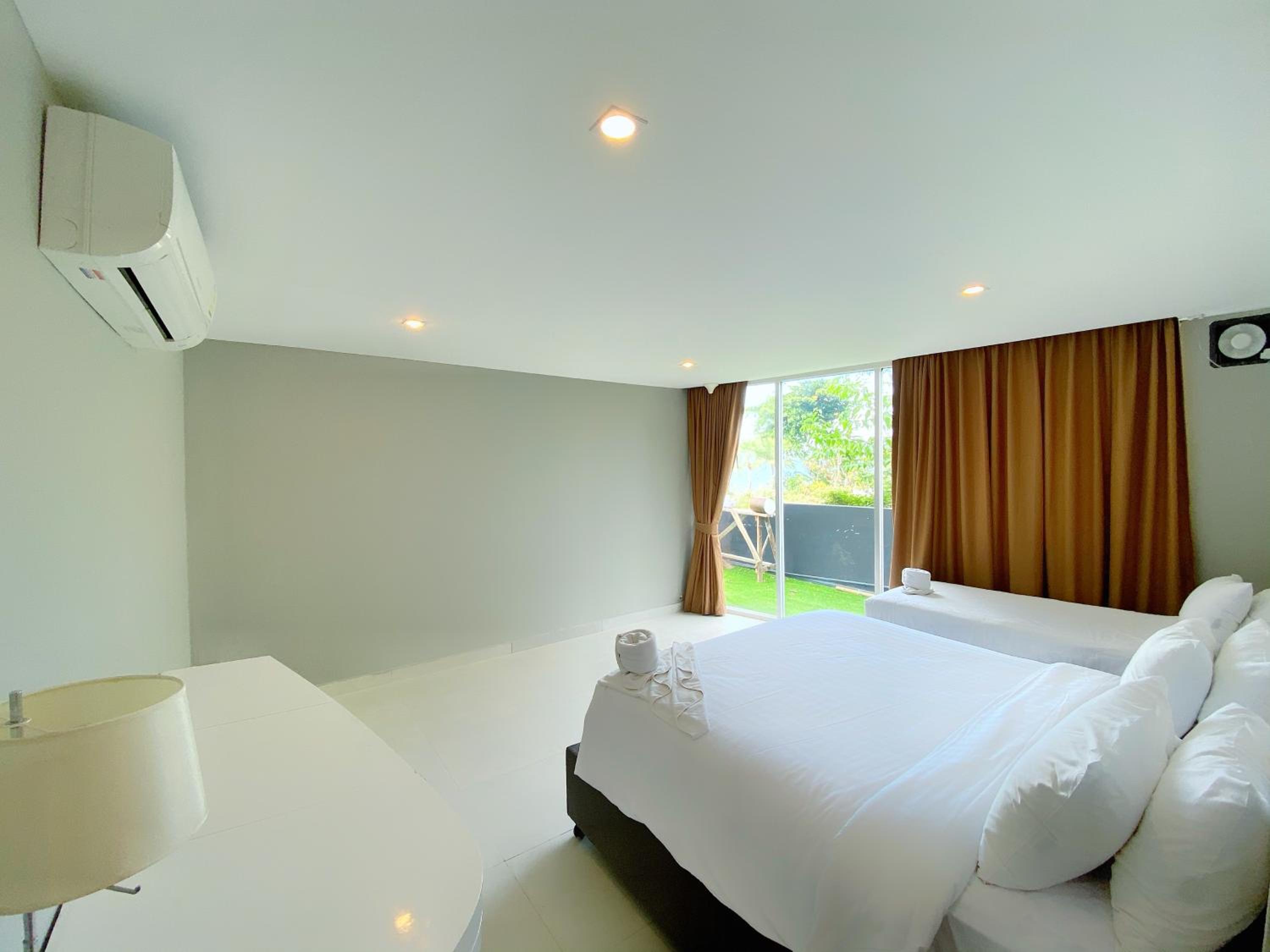 Twelve-Bedroom Villa with Private Pool - Photo 15