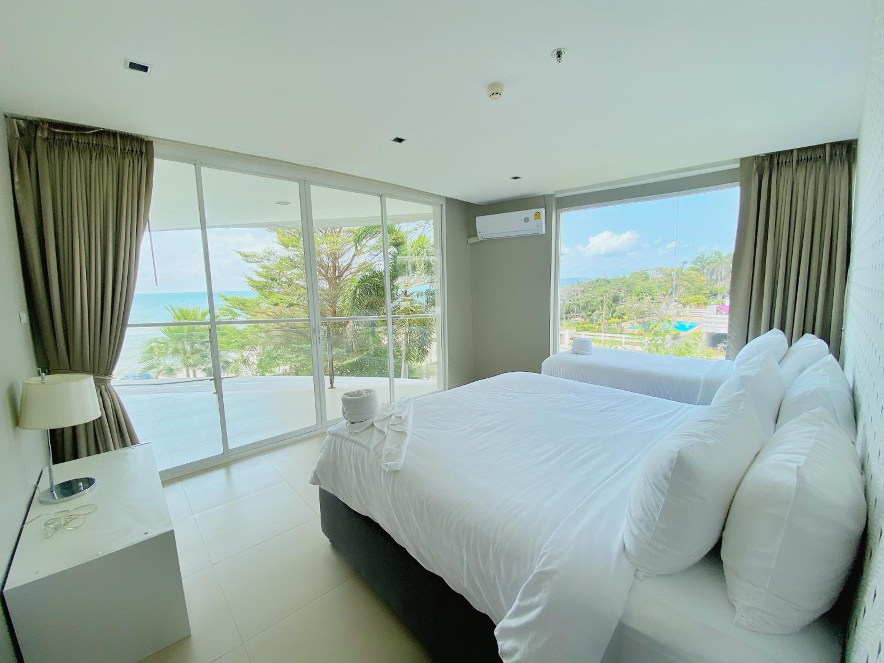 Twelve-Bedroom Villa with Private Pool - Photo 13