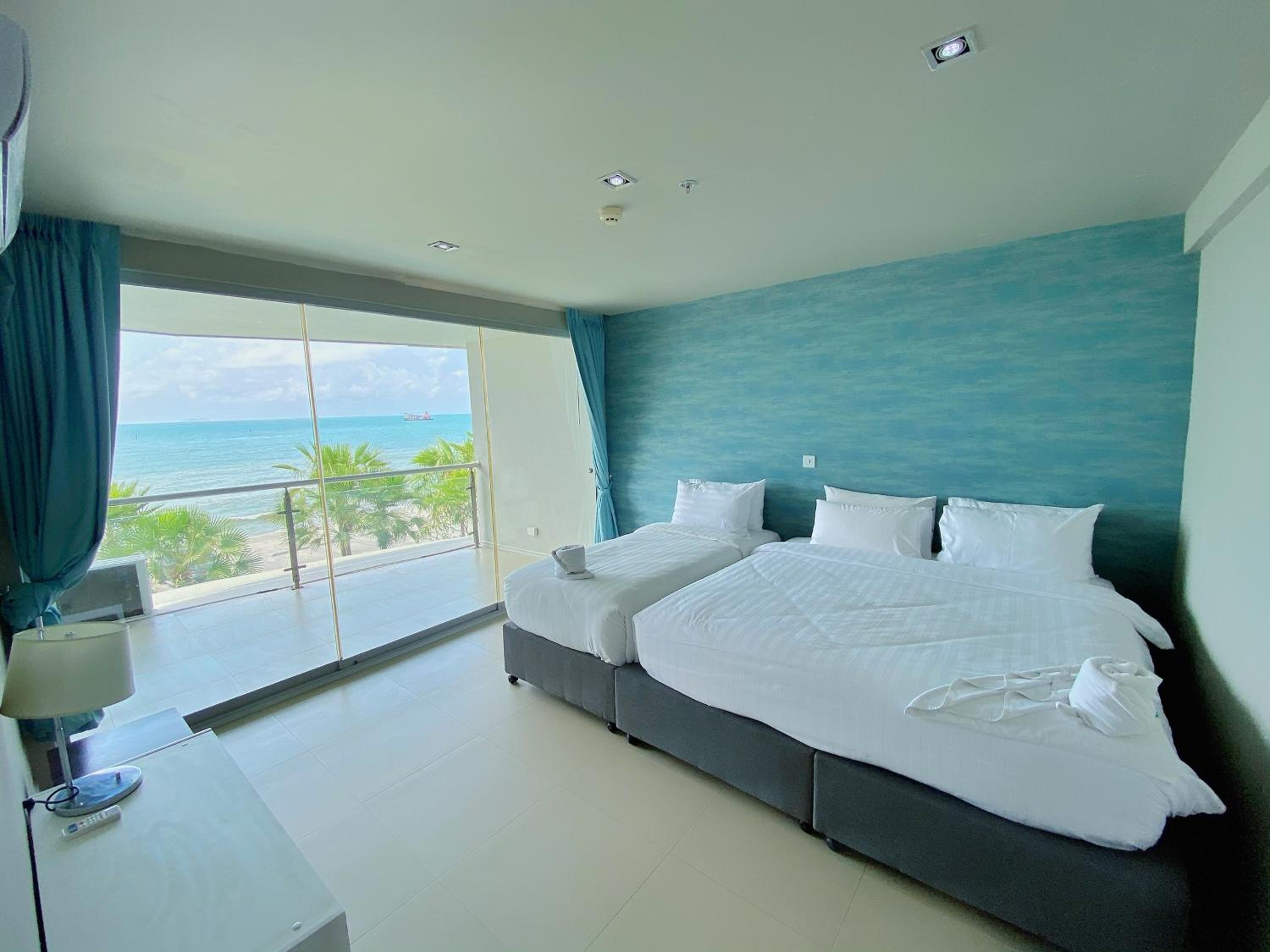 Twelve-Bedroom Villa with Private Pool - Photo 9