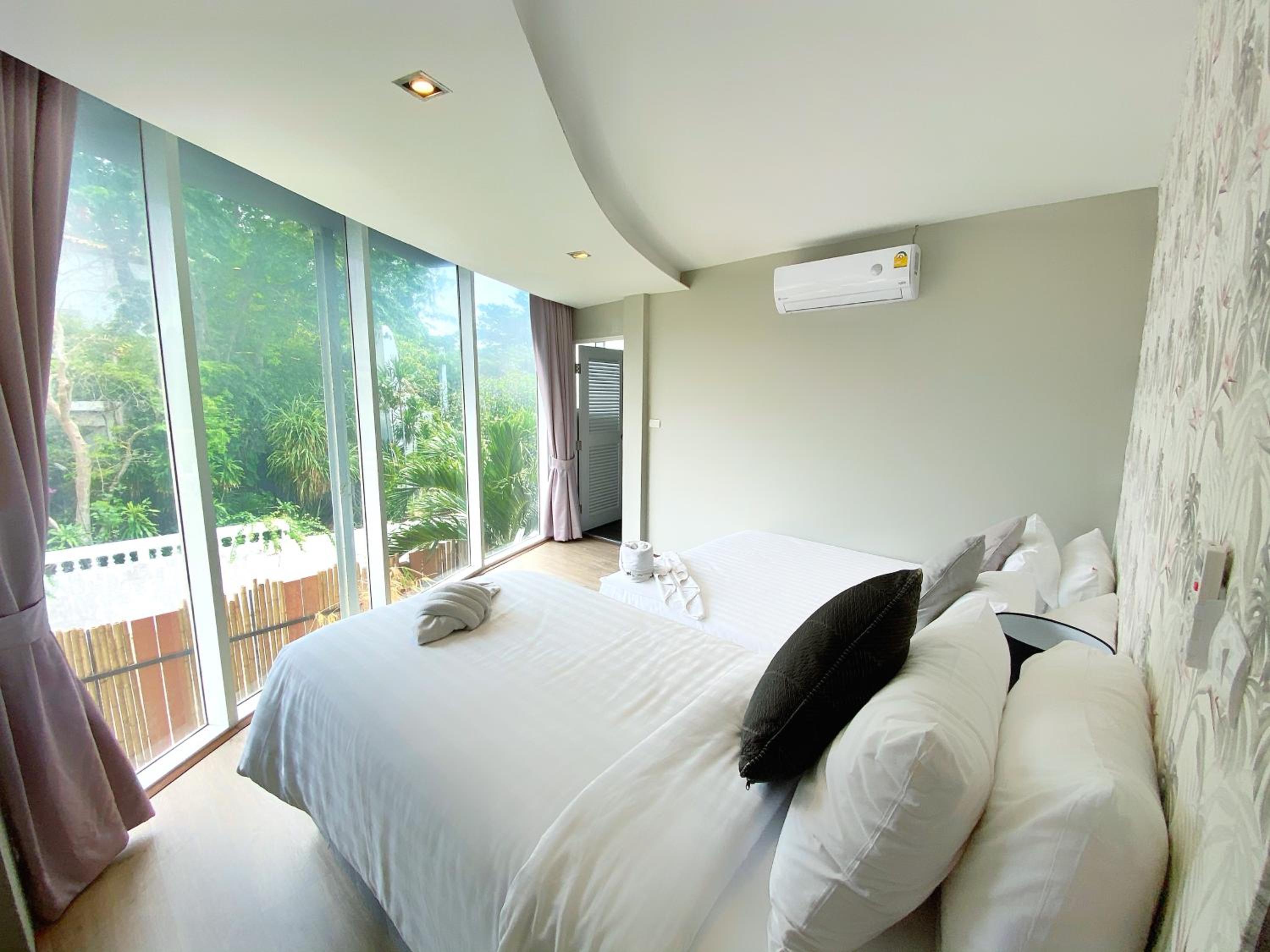 Twelve-Bedroom Villa with Private Pool - Photo 10