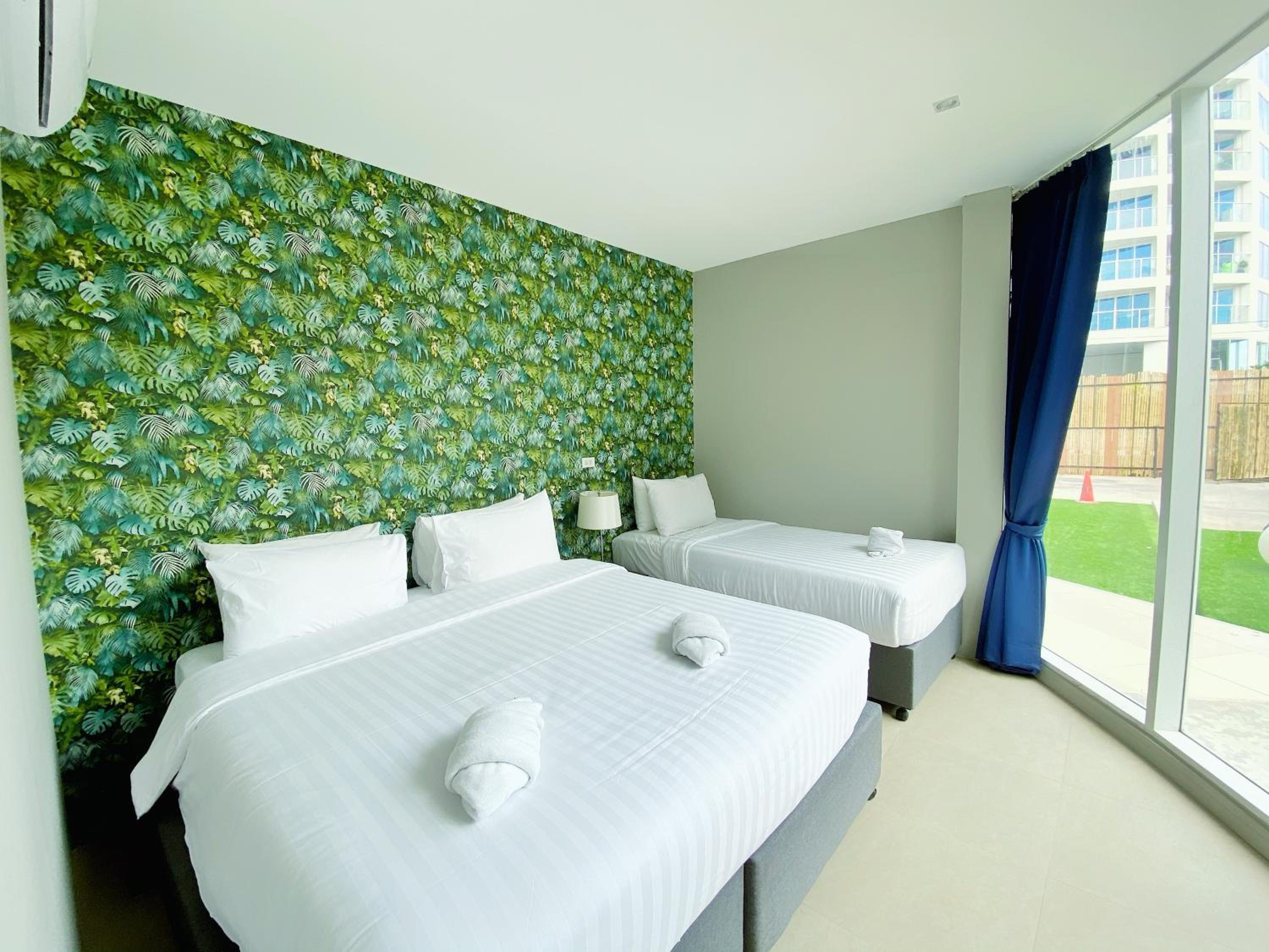 Twelve-Bedroom Villa with Private Pool - Photo 11