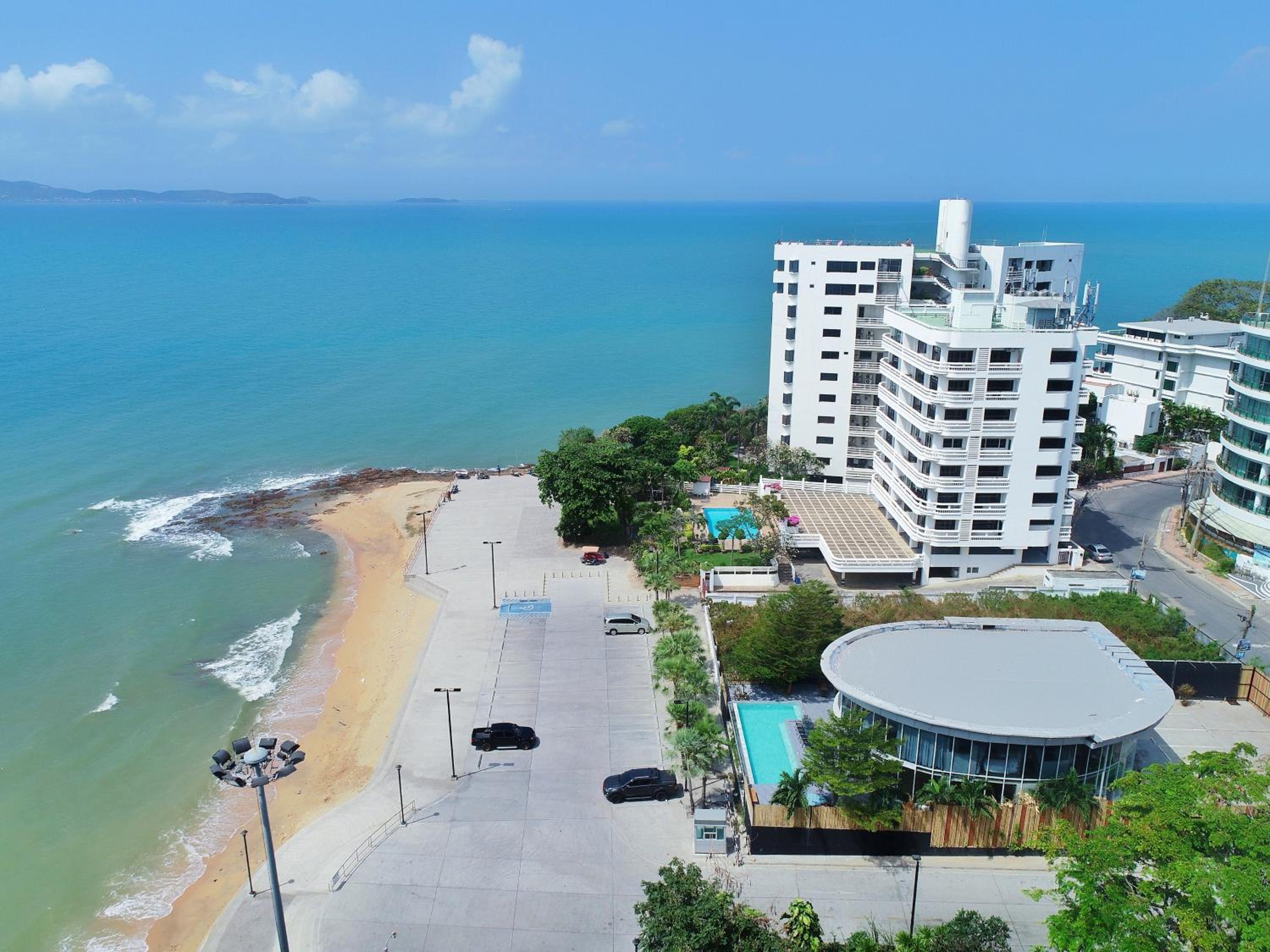 Twelve-Bedroom Villa with Private Pool - Photo 4