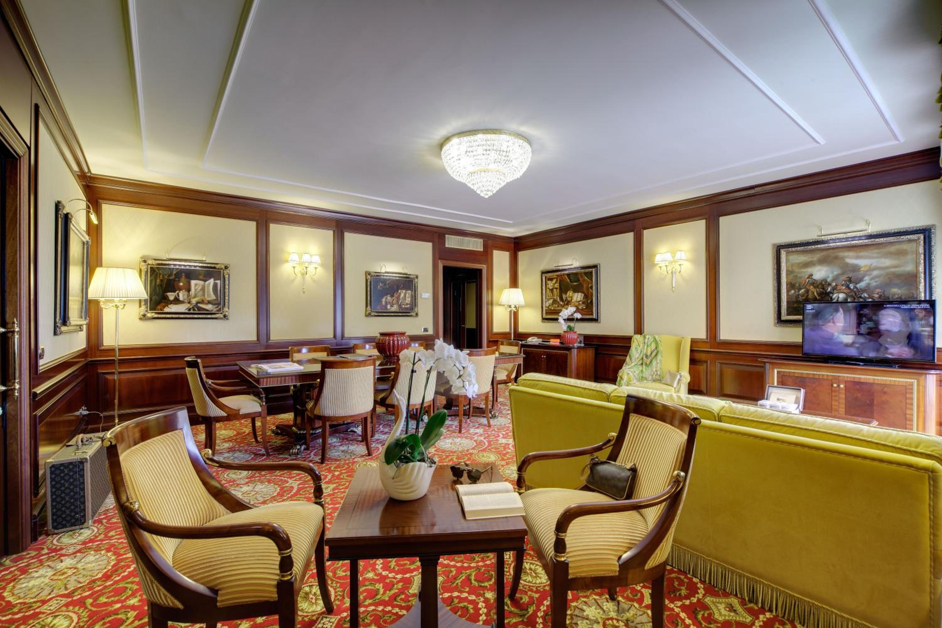 Senior Suite with Lake View - Photo 2