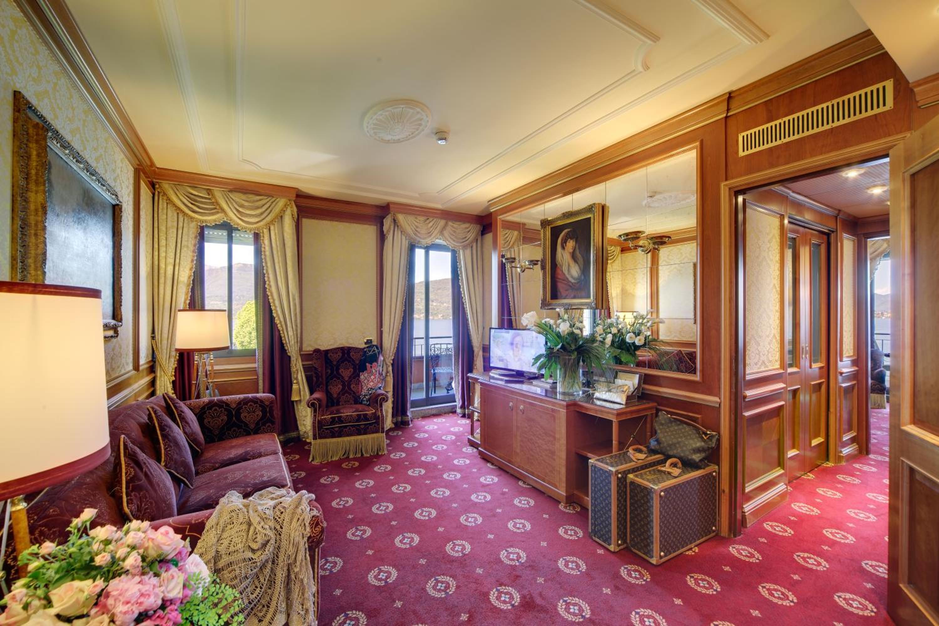 Senior Suite with Lake View - Photo 18