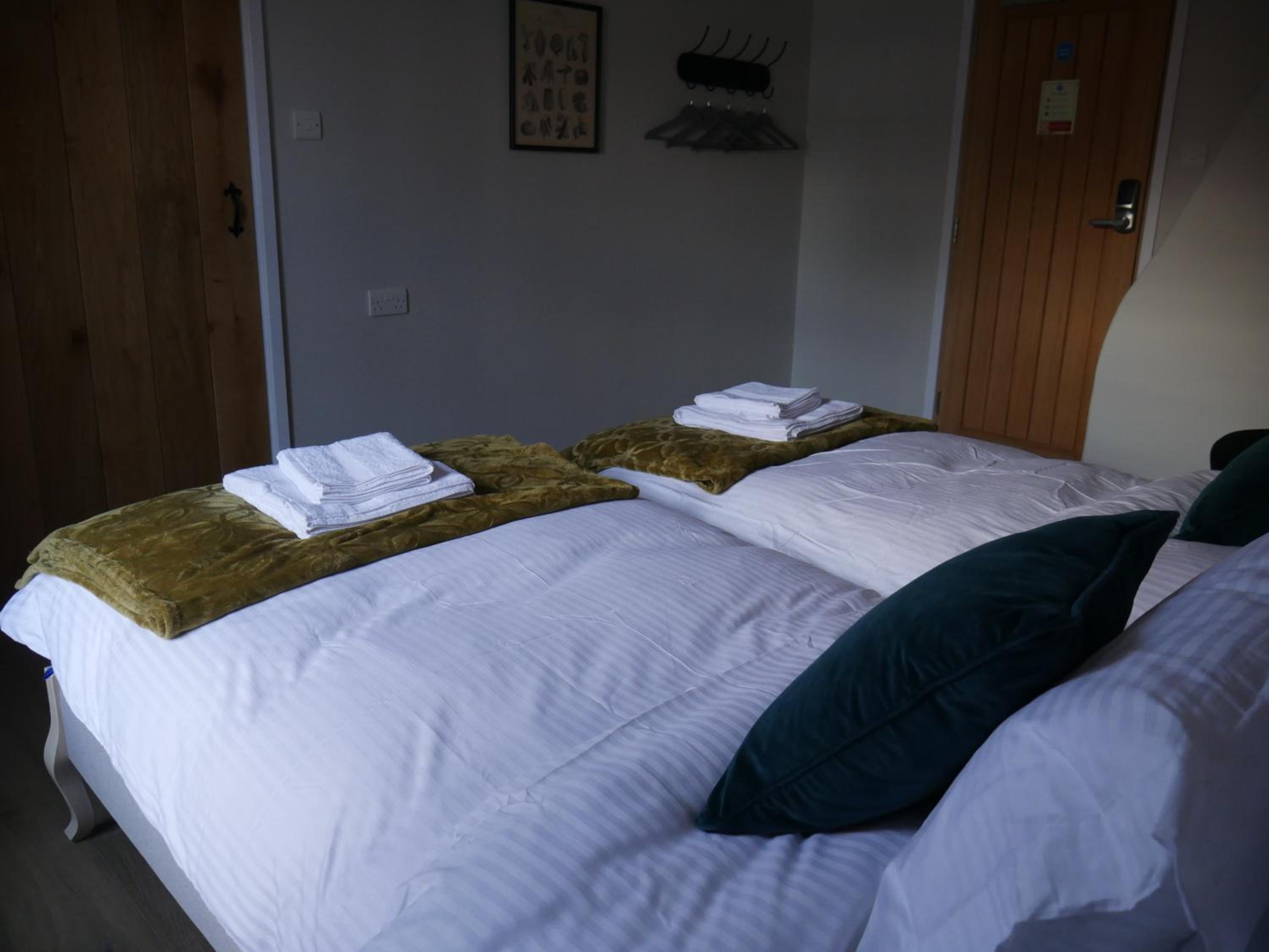 Twin Room with Private Bathroom photo 2