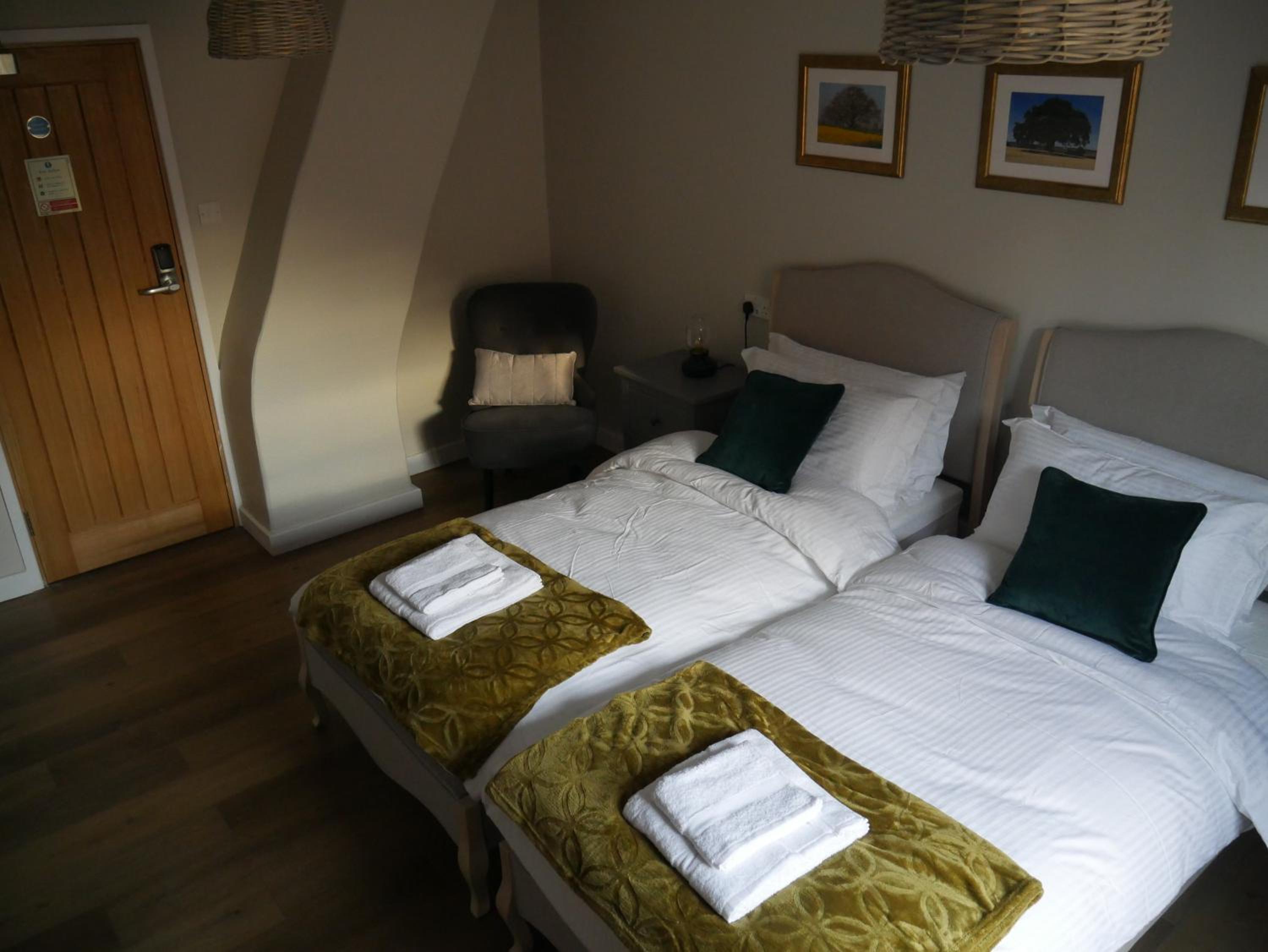 Twin Room with Private Bathroom photo 3
