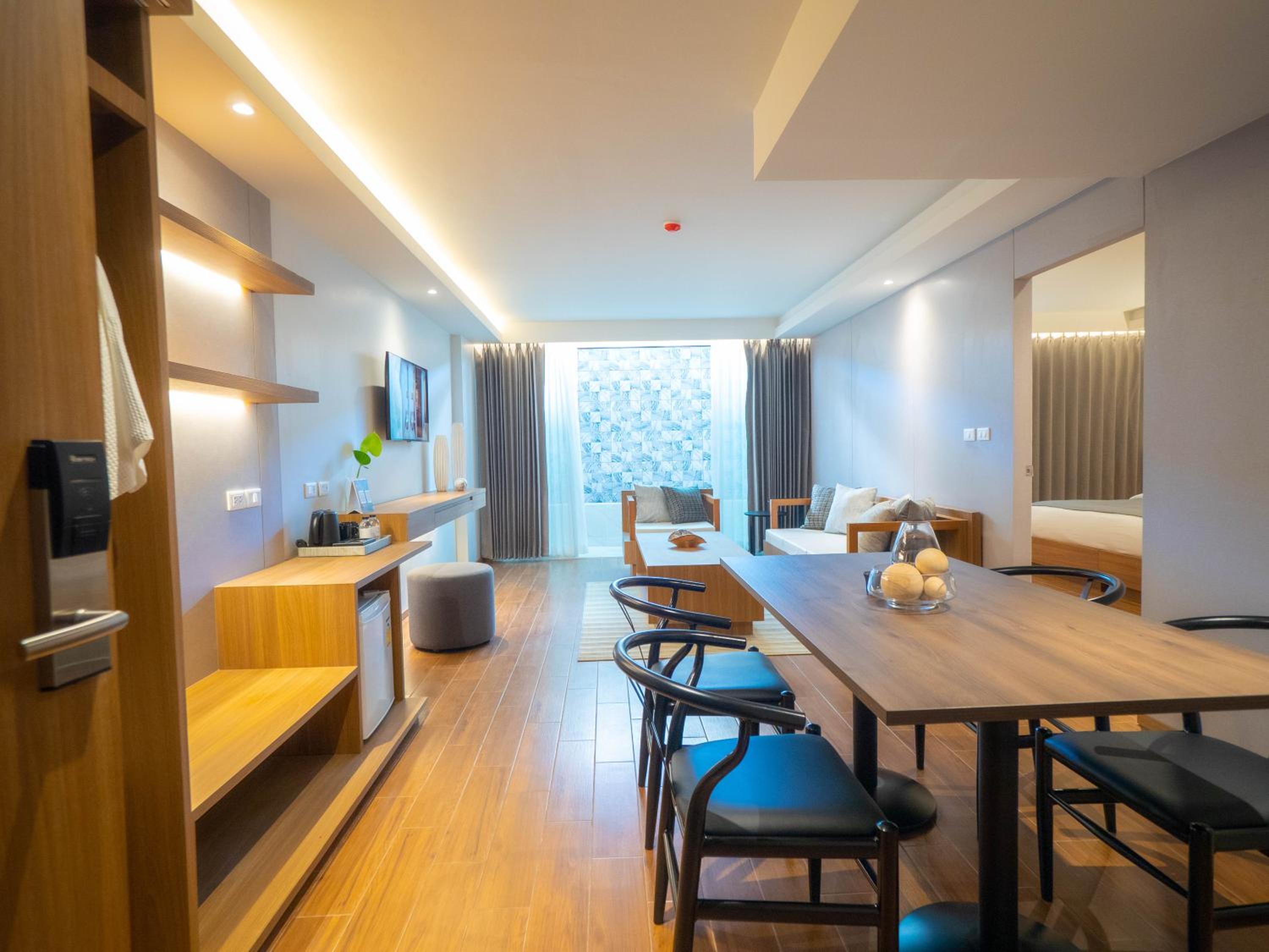 Suite - Photo 15