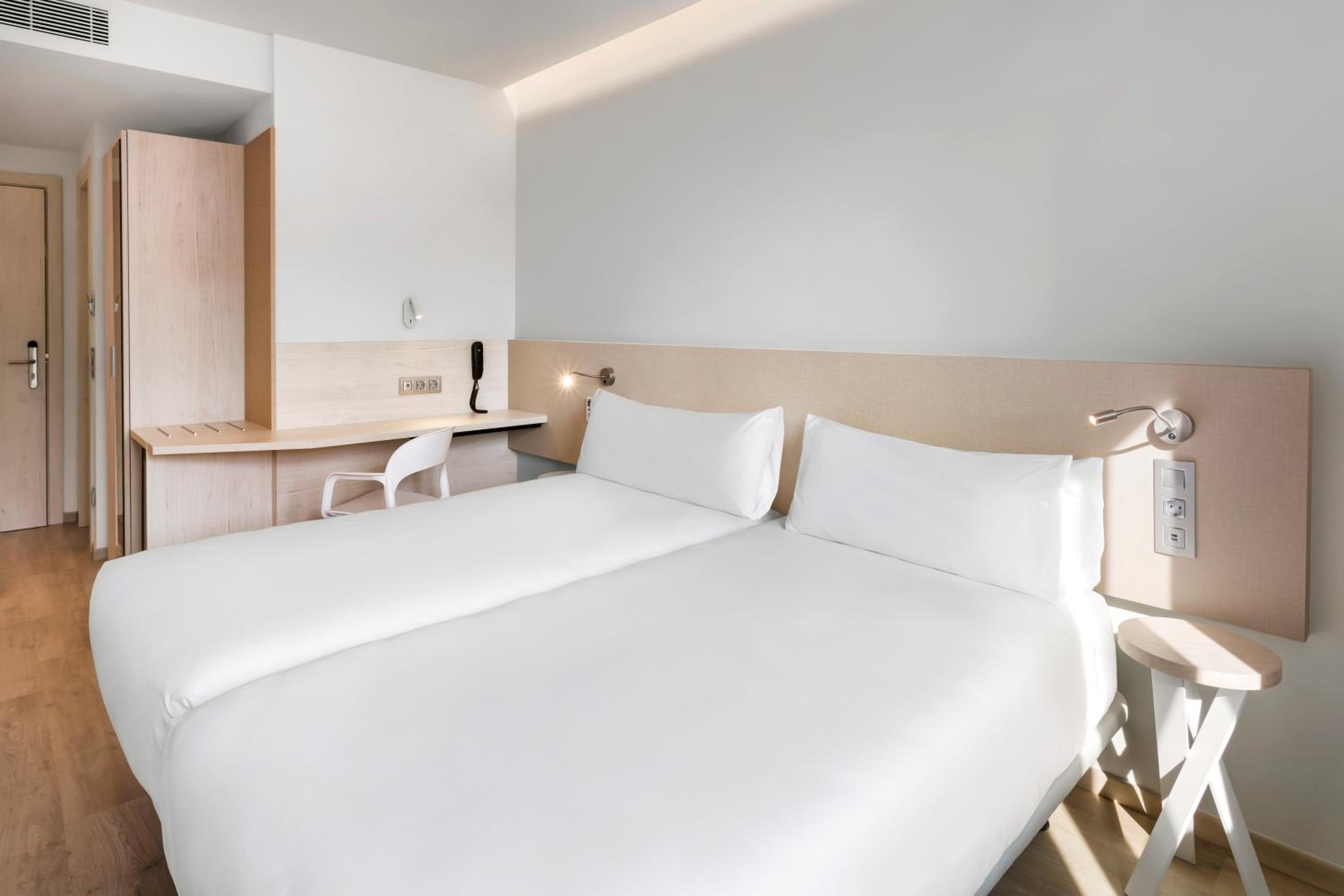 Twin Room - Photo 2