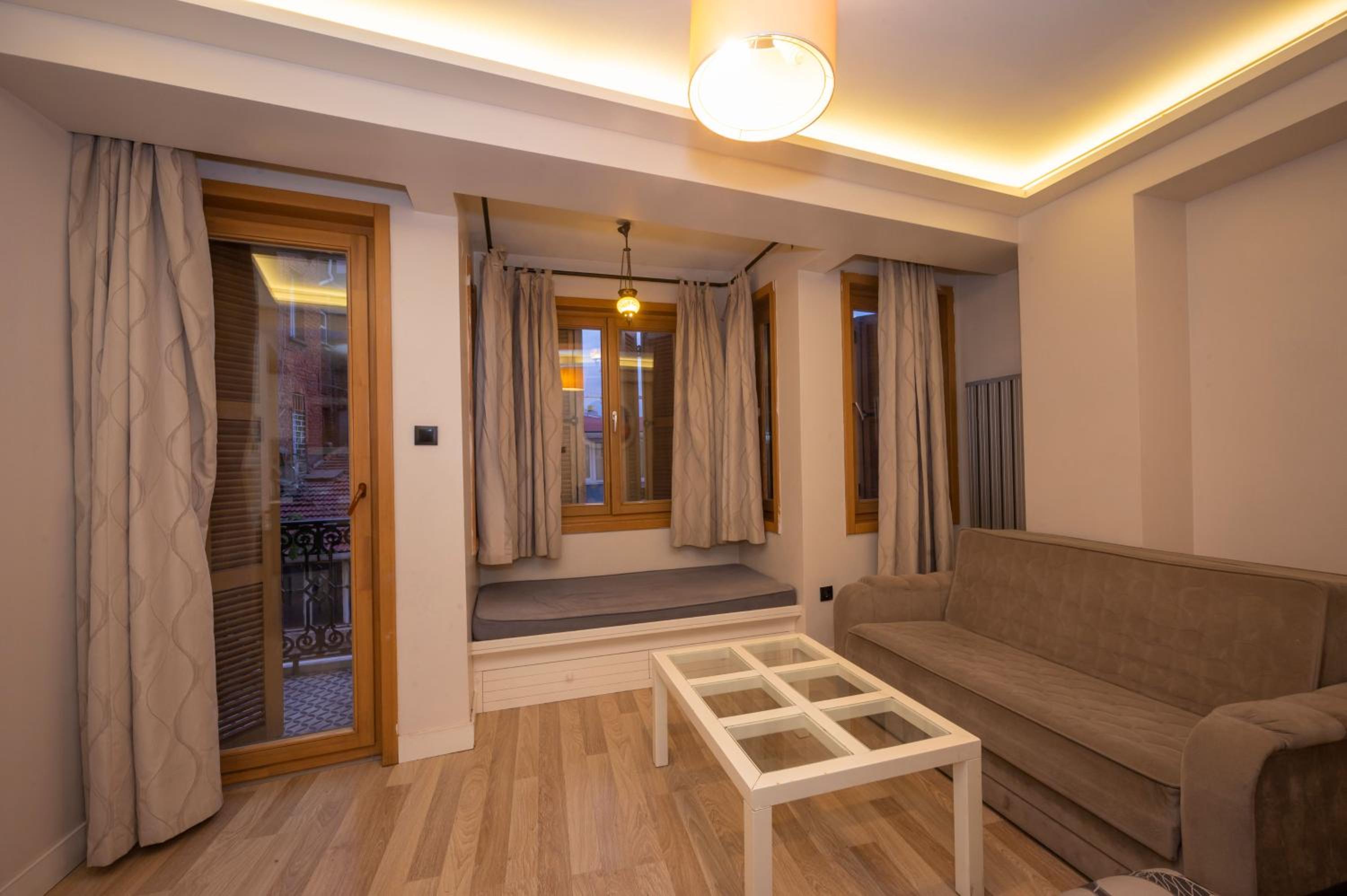 Superior Family Room photo 3