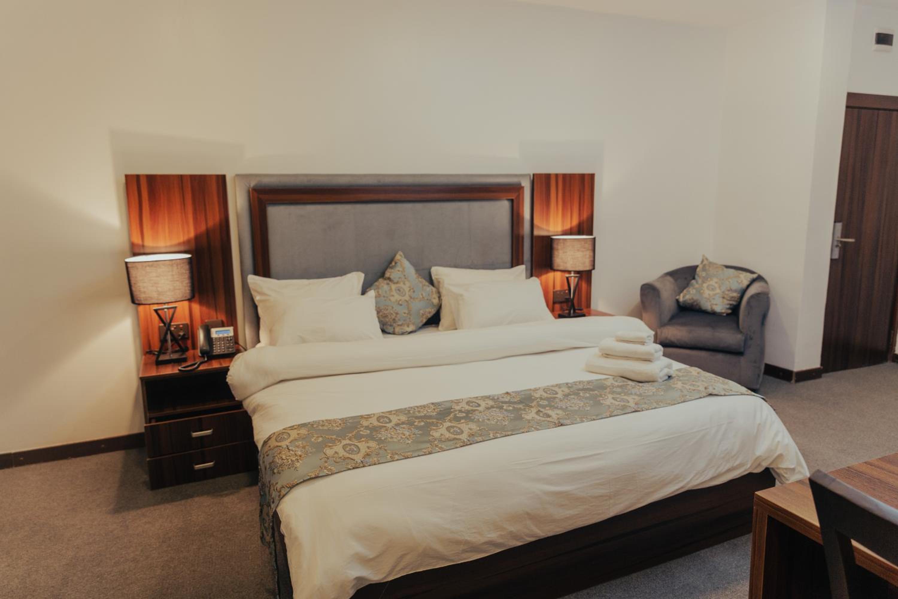 Queen Room photo 3