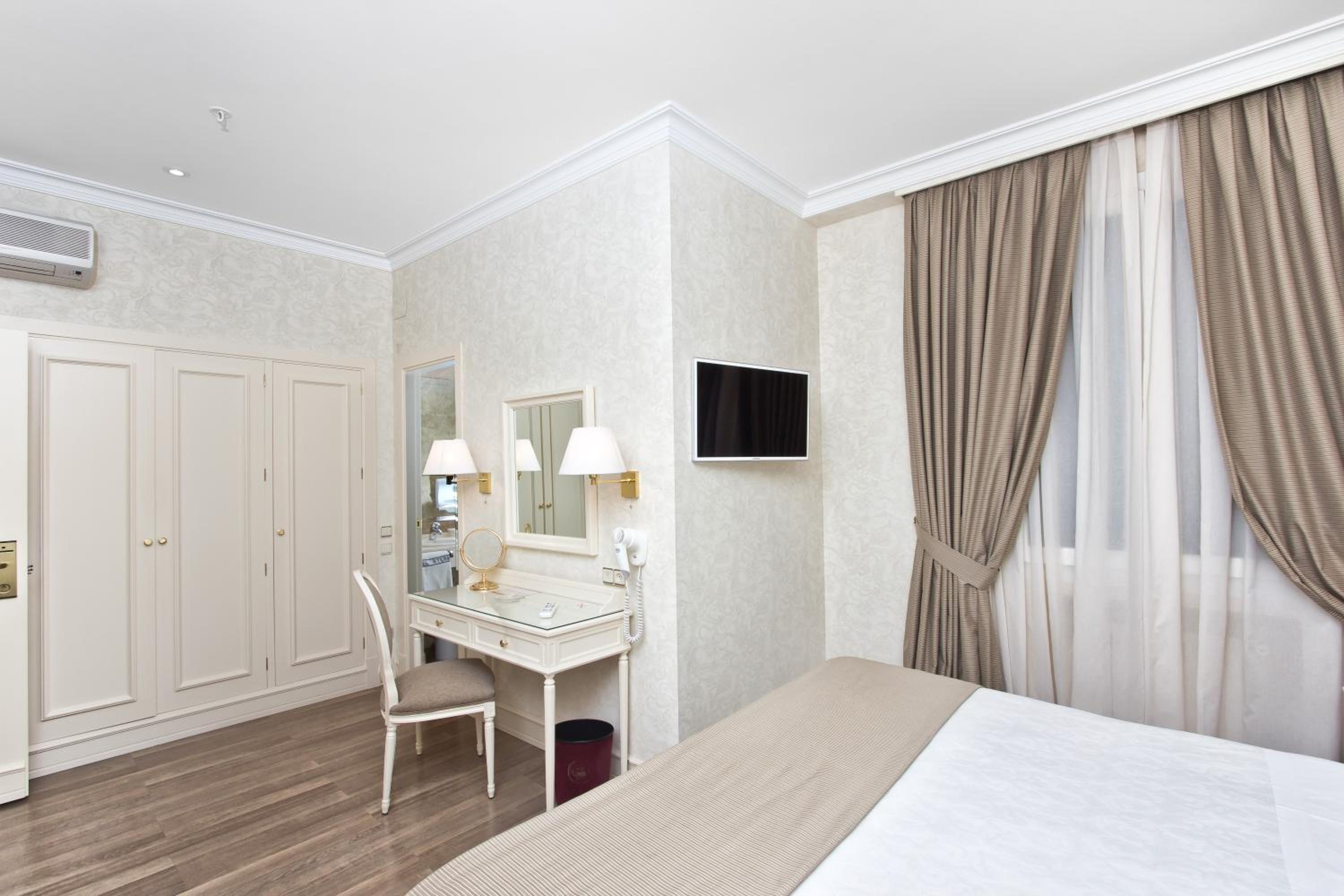 Superior Double or Twin Room photo 3