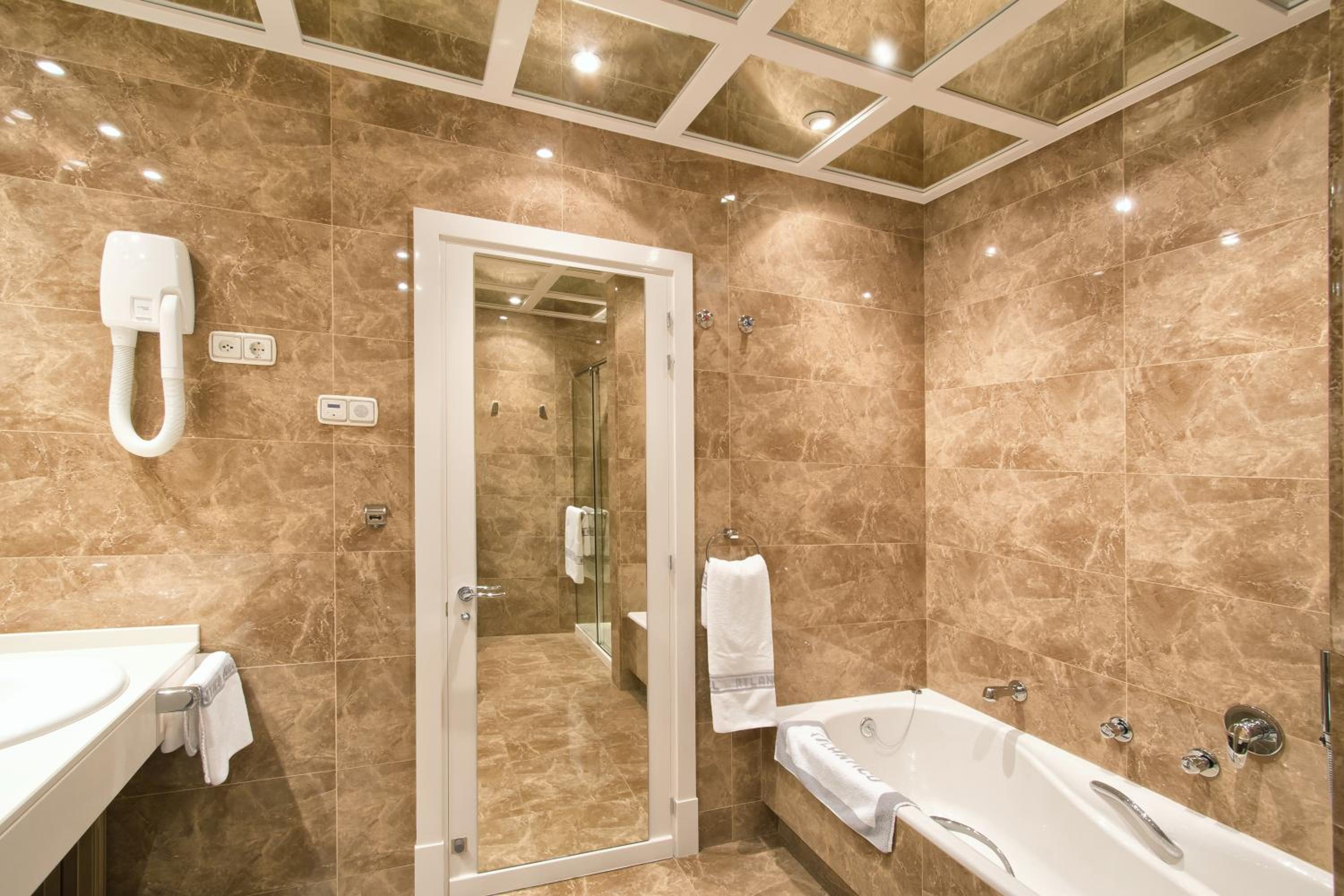 Deluxe Double or Twin Room photo 3