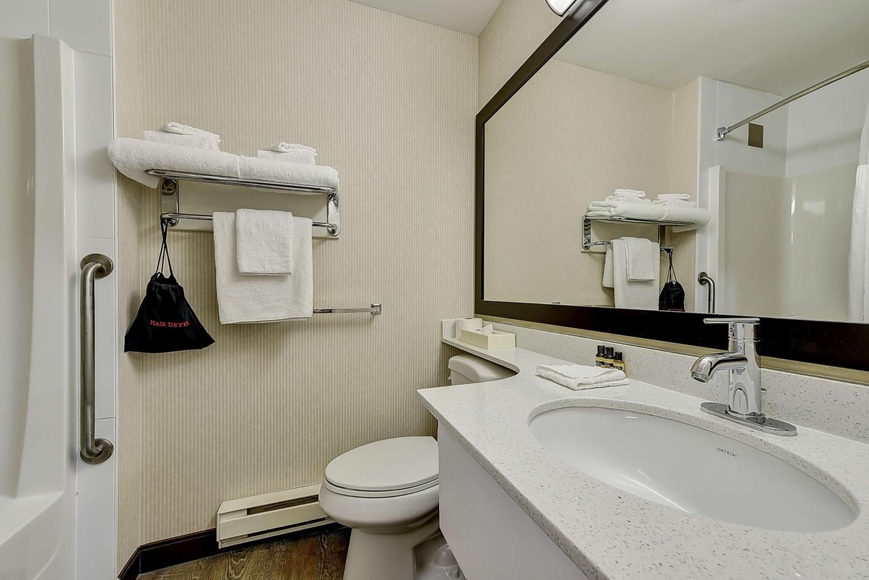 Queen Room with Two Queen Beds - Non-Smoking - Photo 3