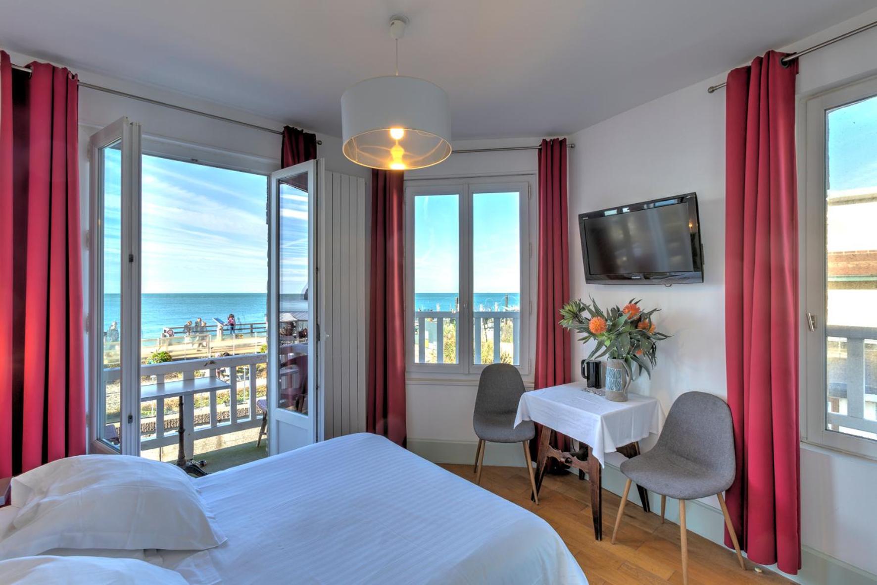 Double Room with Bath and Sea View photo 3