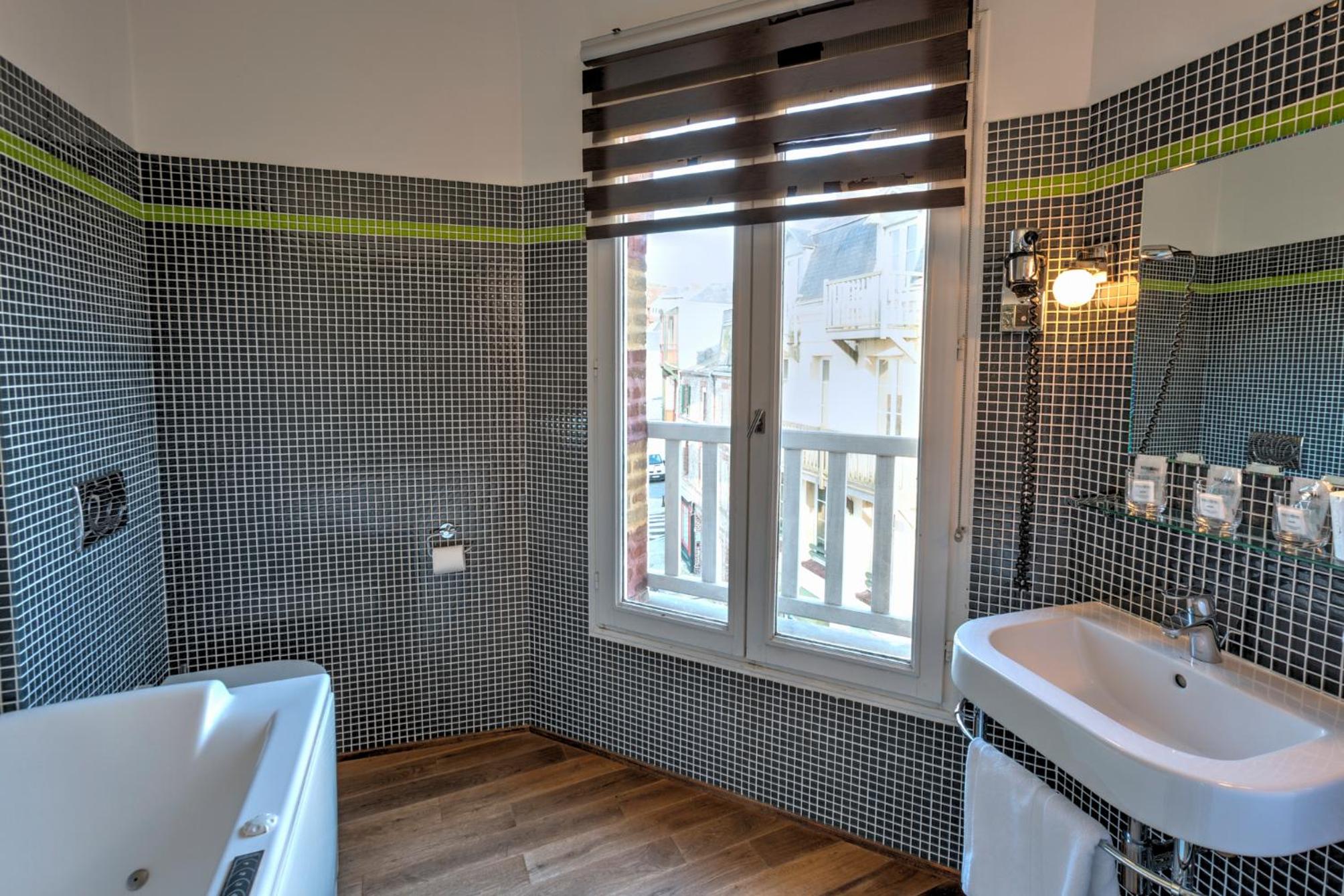 Triple Room with balneo bath and City View photo 2