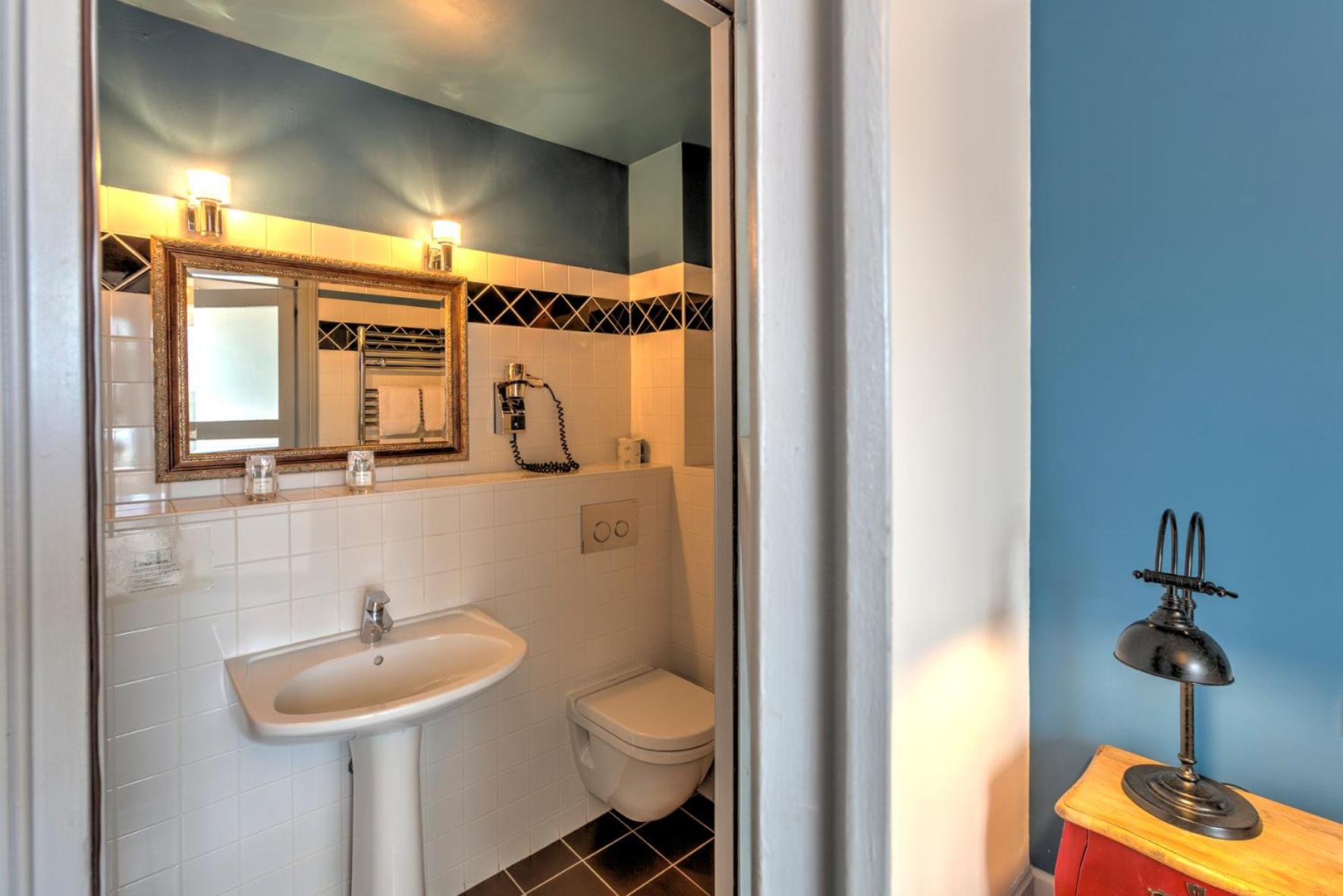 Double Room with shower and City View photo 3