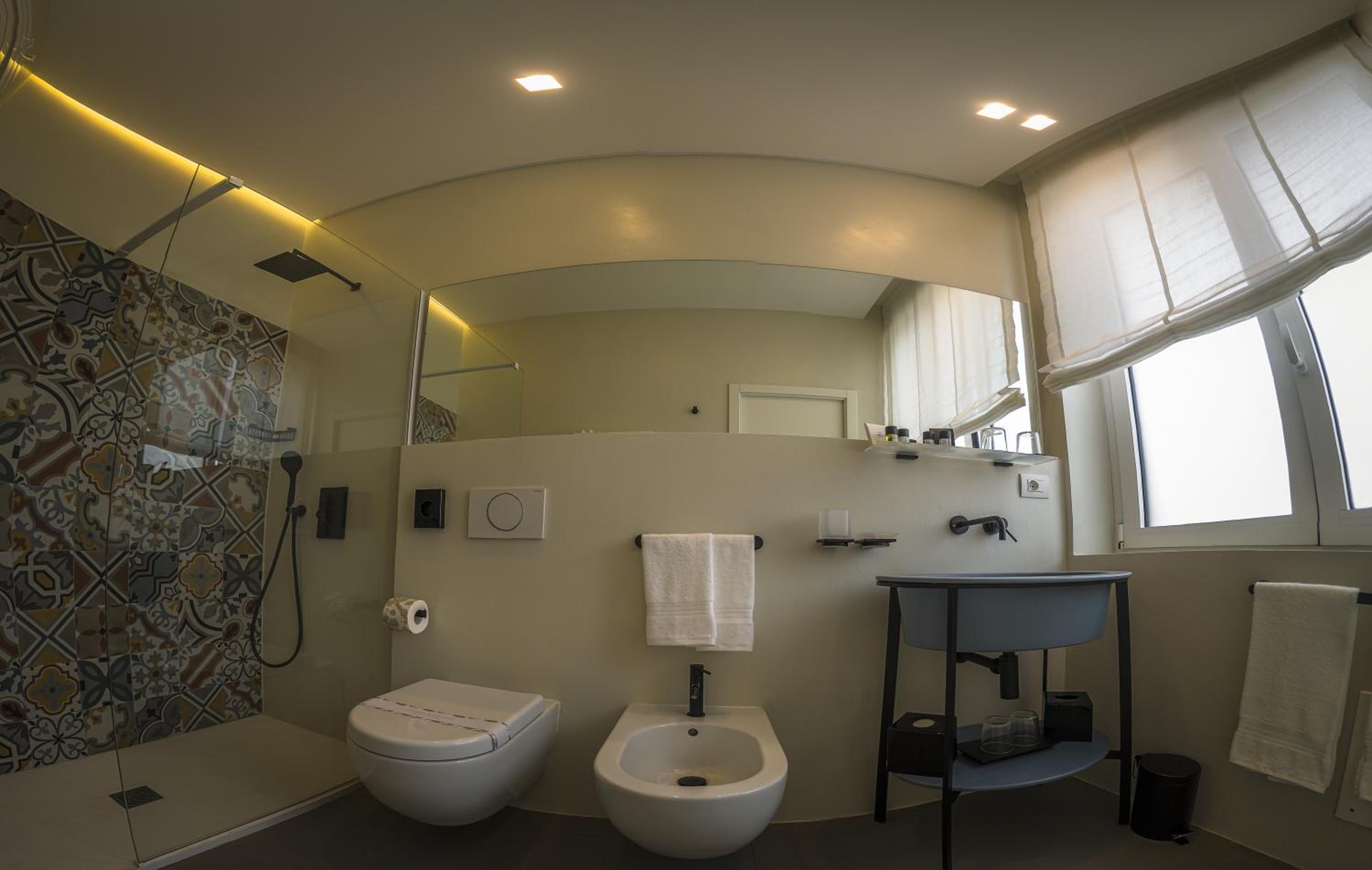 Standard Double Room - Photo 9