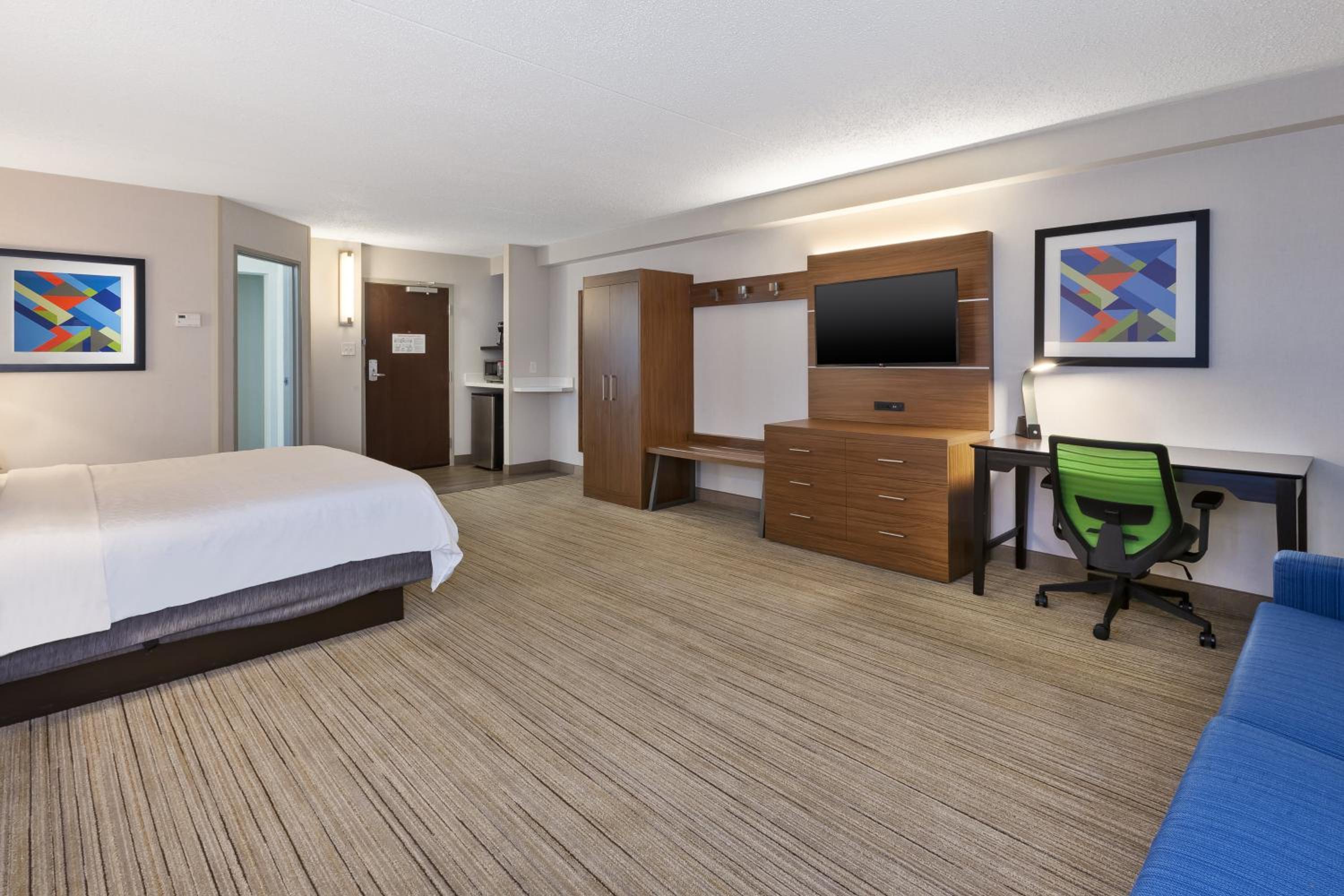Standard King Room with Sofa Bed - Non-Smoking - Photo 3