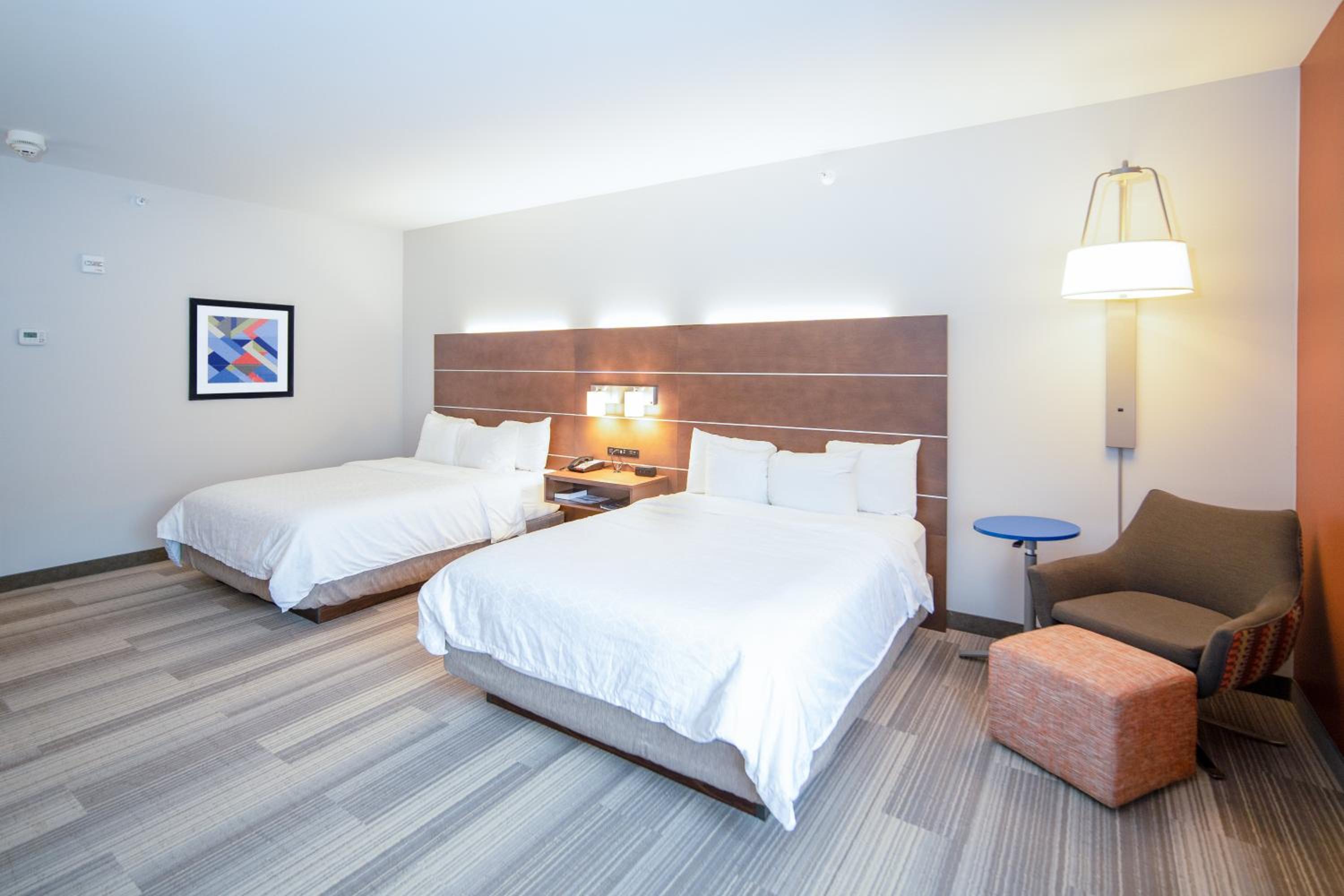 Standard Queen Room with Two Queen Beds and Mobility Accessible Tub - Photo 2