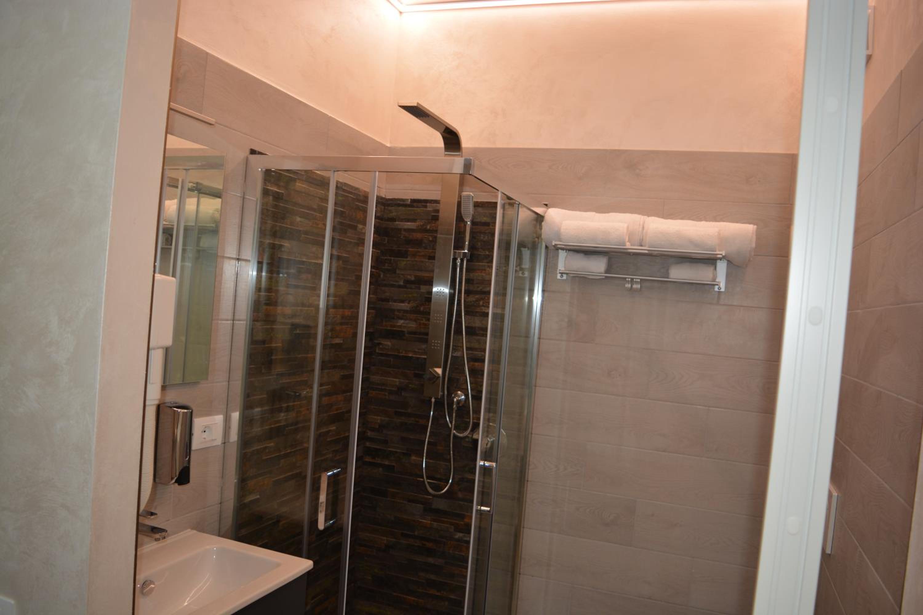 Double Room with Private Bathroom - Photo 5
