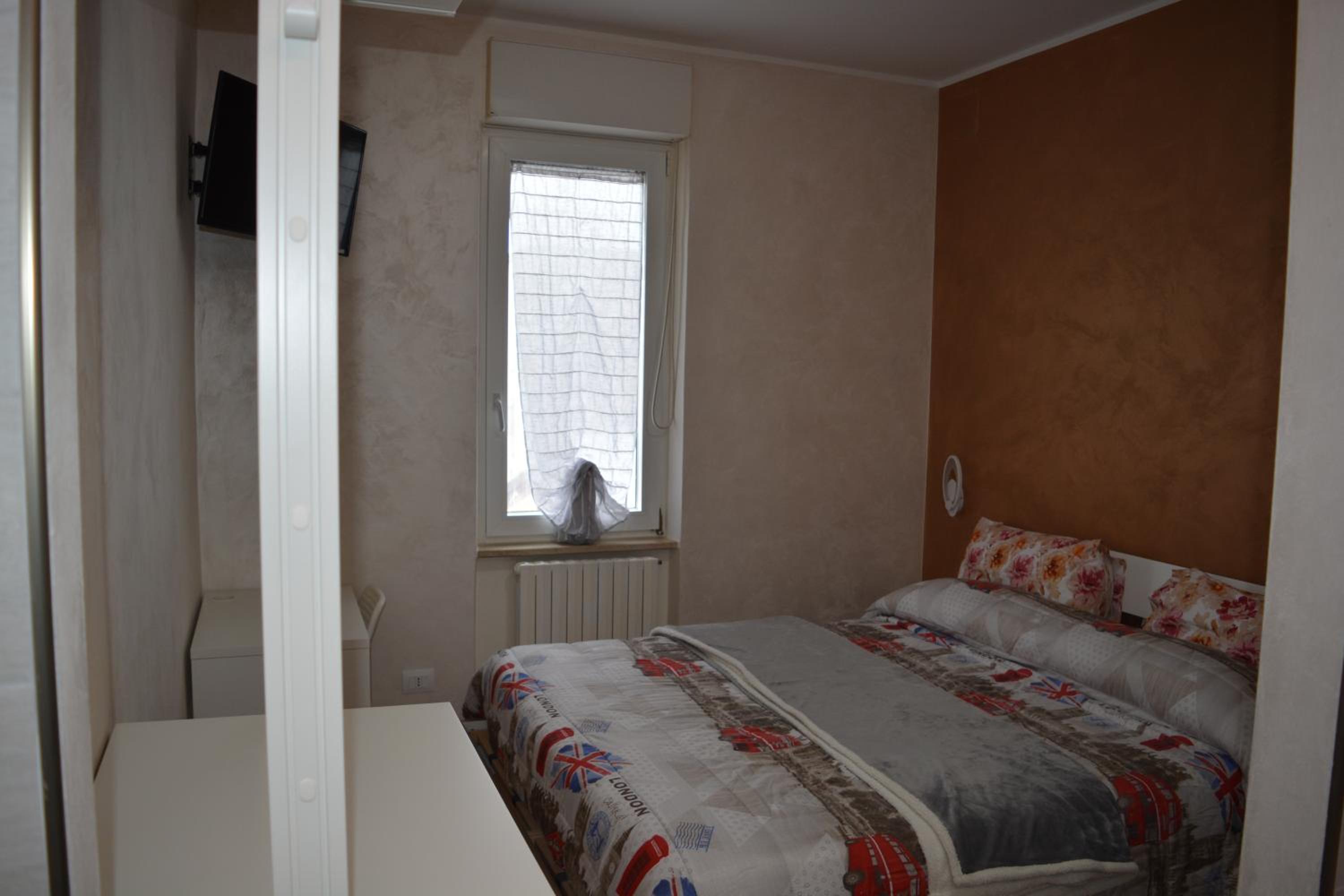 Double Room with Private Bathroom - Photo 8