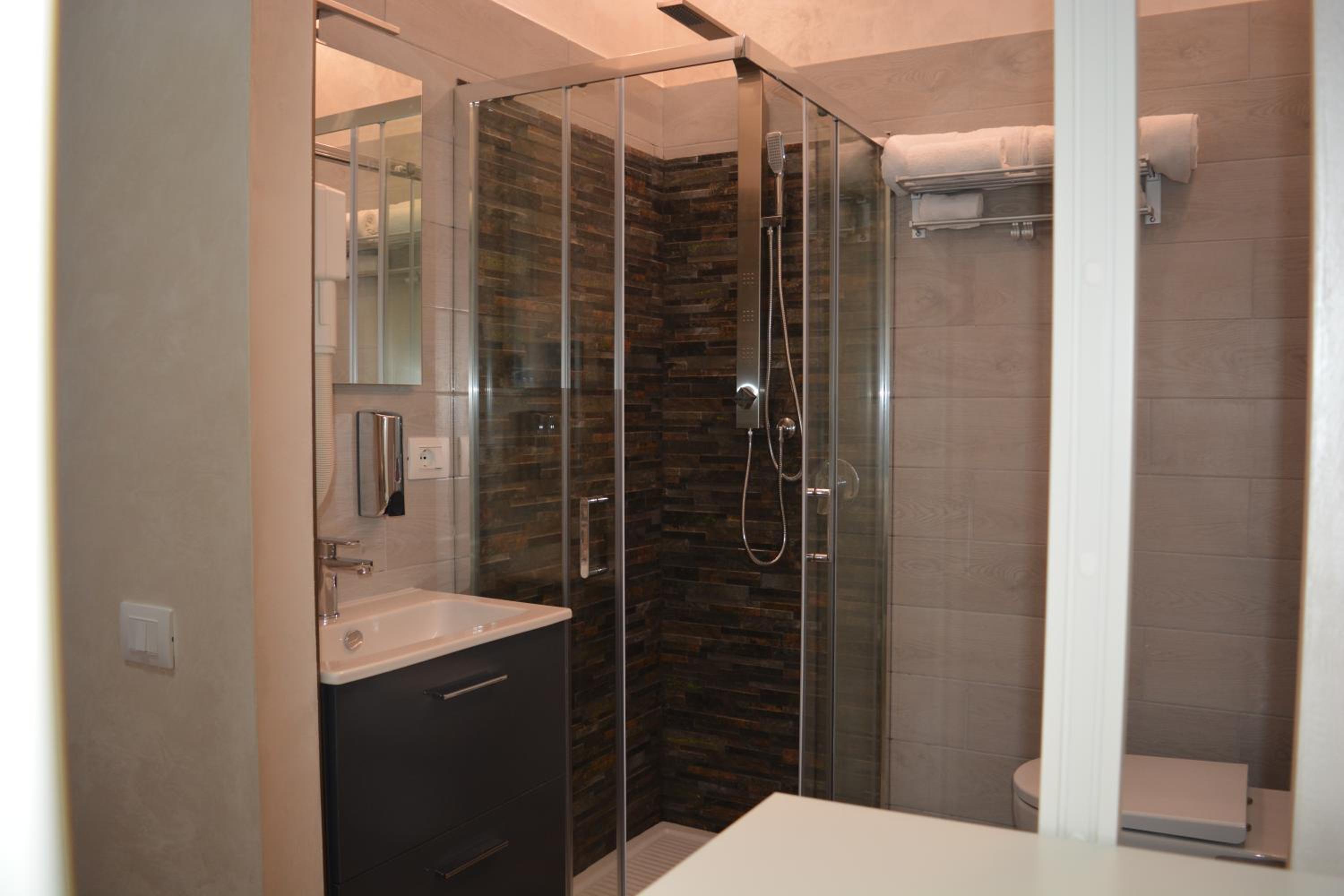 Double Room with Private Bathroom - Photo 4