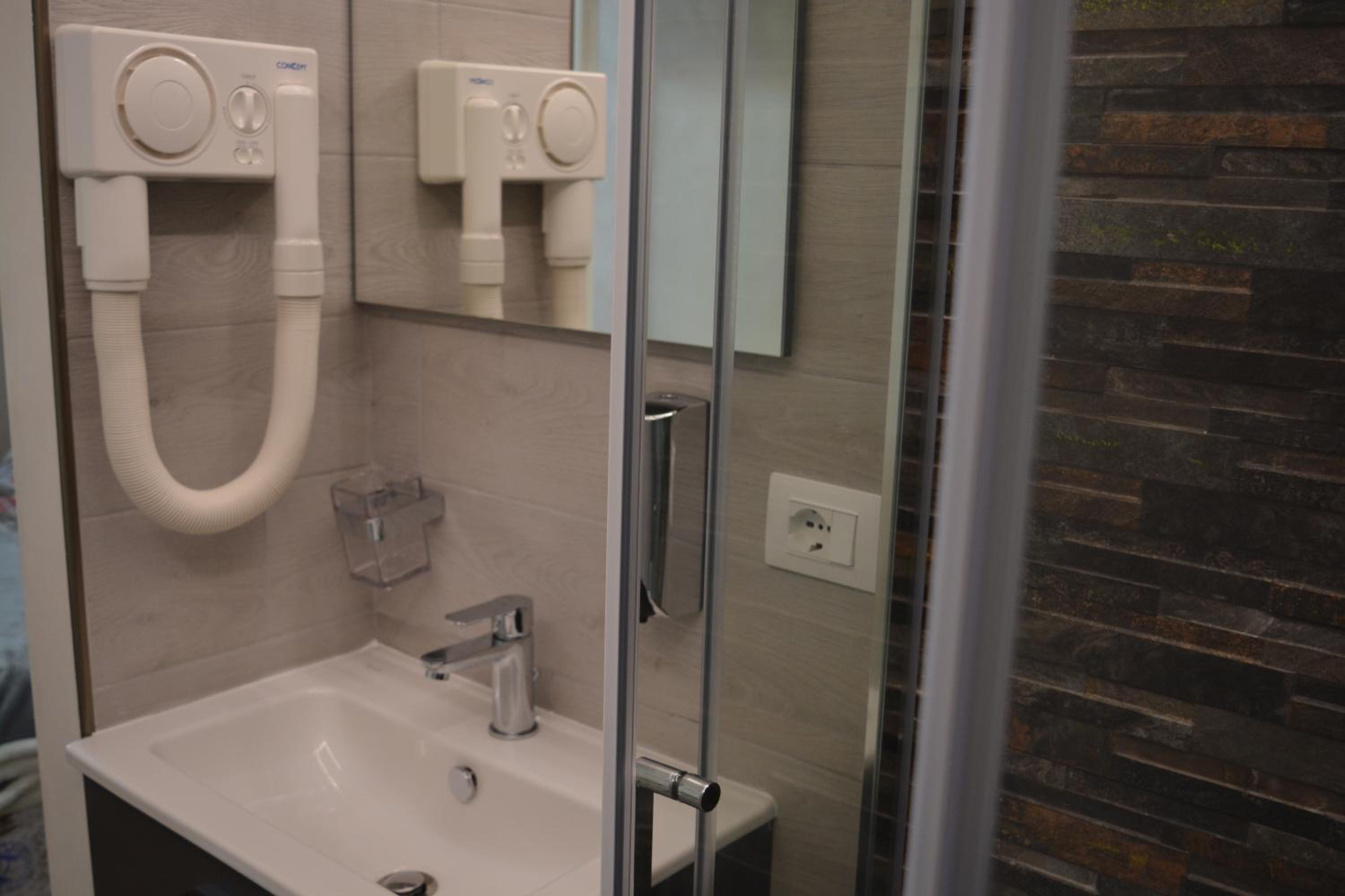 Double Room with Private Bathroom - Photo 3