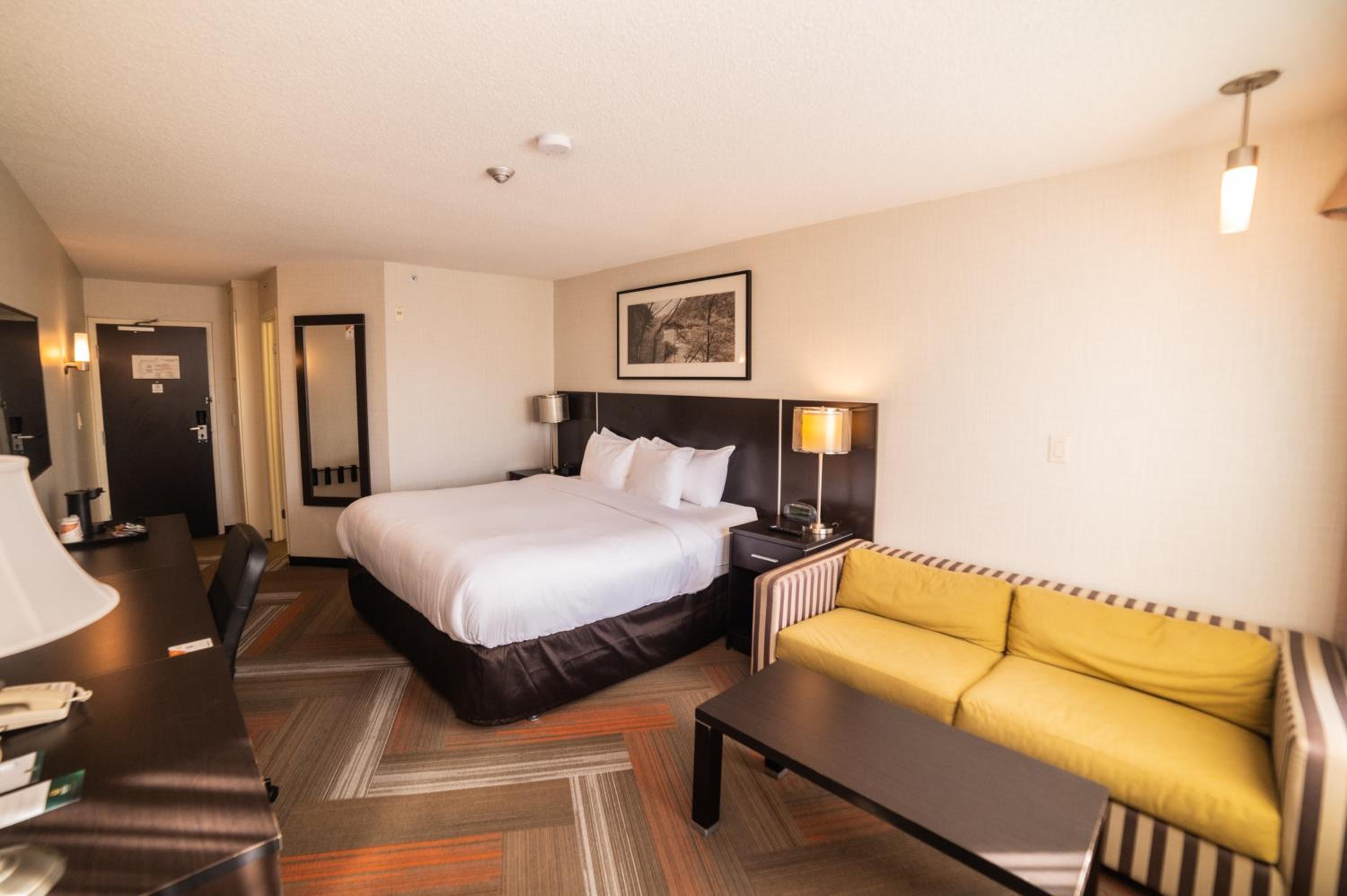 King Room - Non-Smoking with Sofa Bed - Photo 2