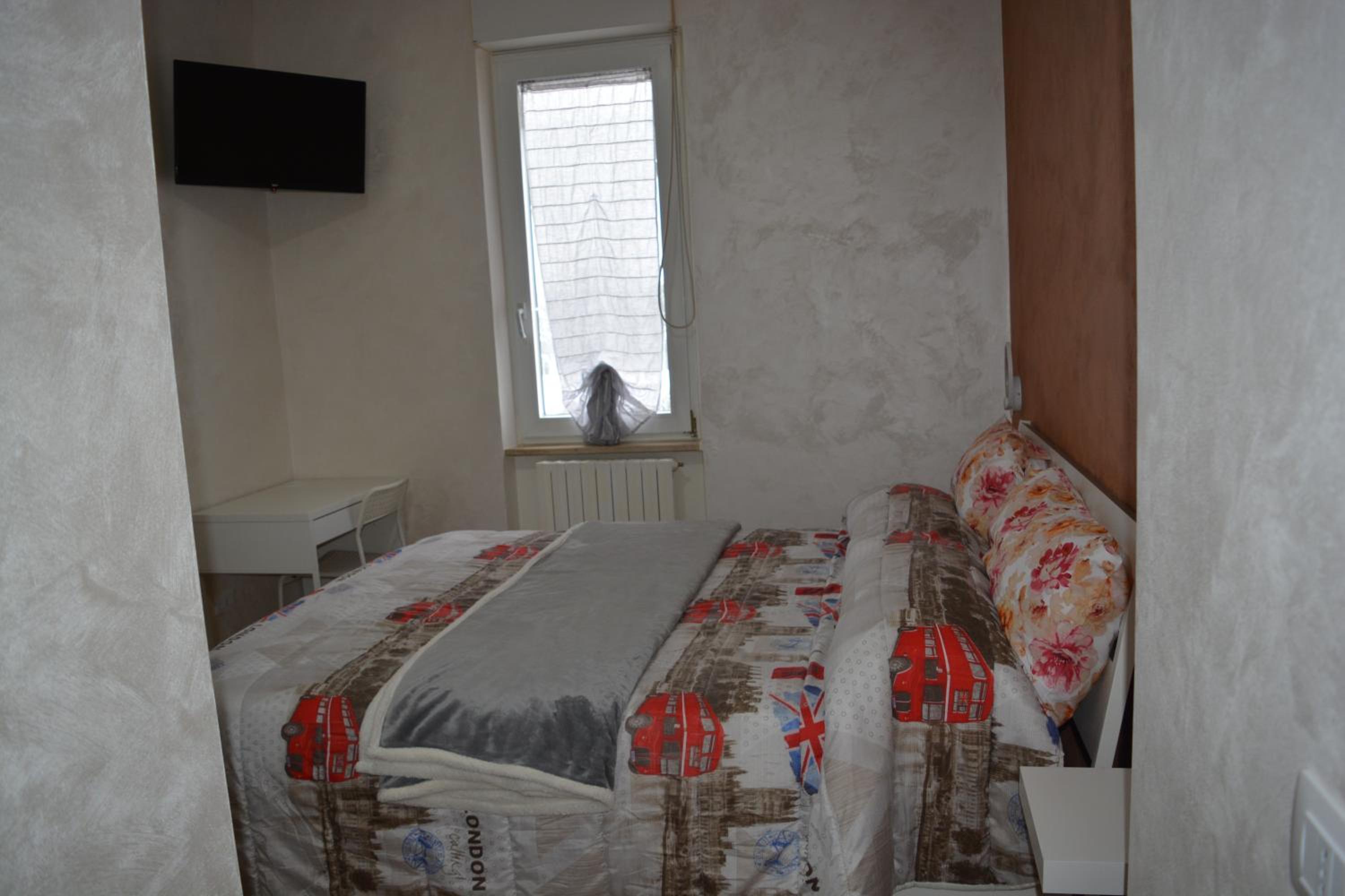 Double Room with Private Bathroom - Photo 9