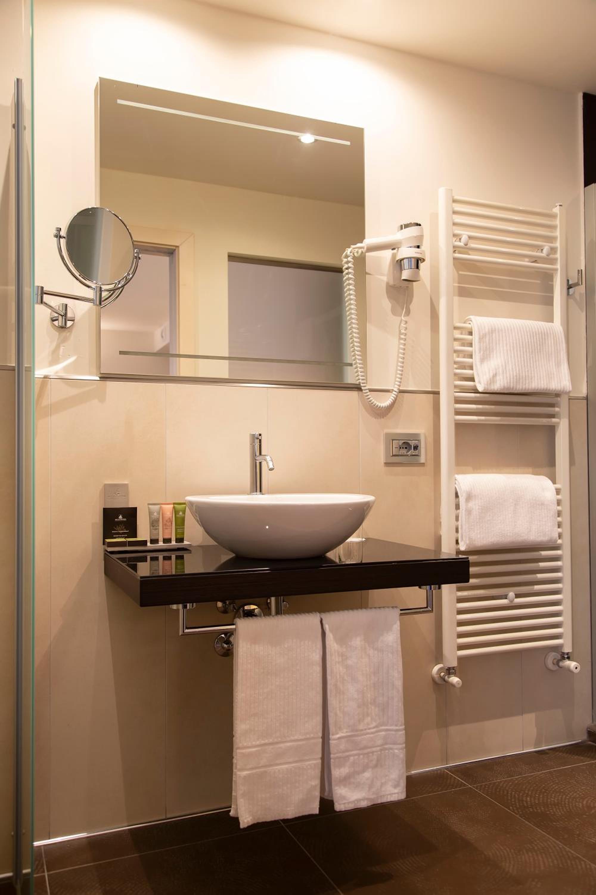 Standard Double or Twin Room - Photo 3