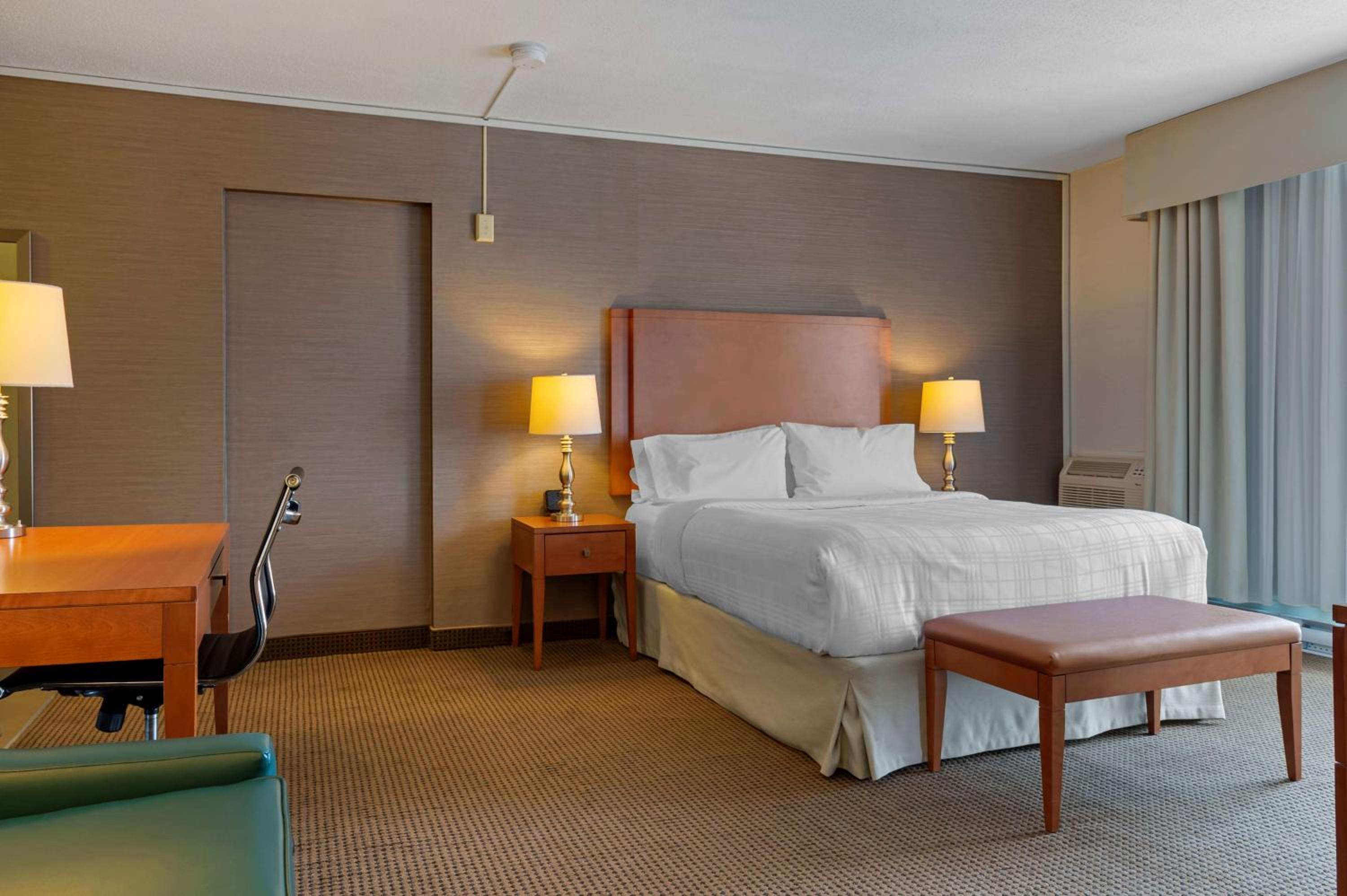 Queen Suite with Sofa Bed - Non-Smoking - Photo 3
