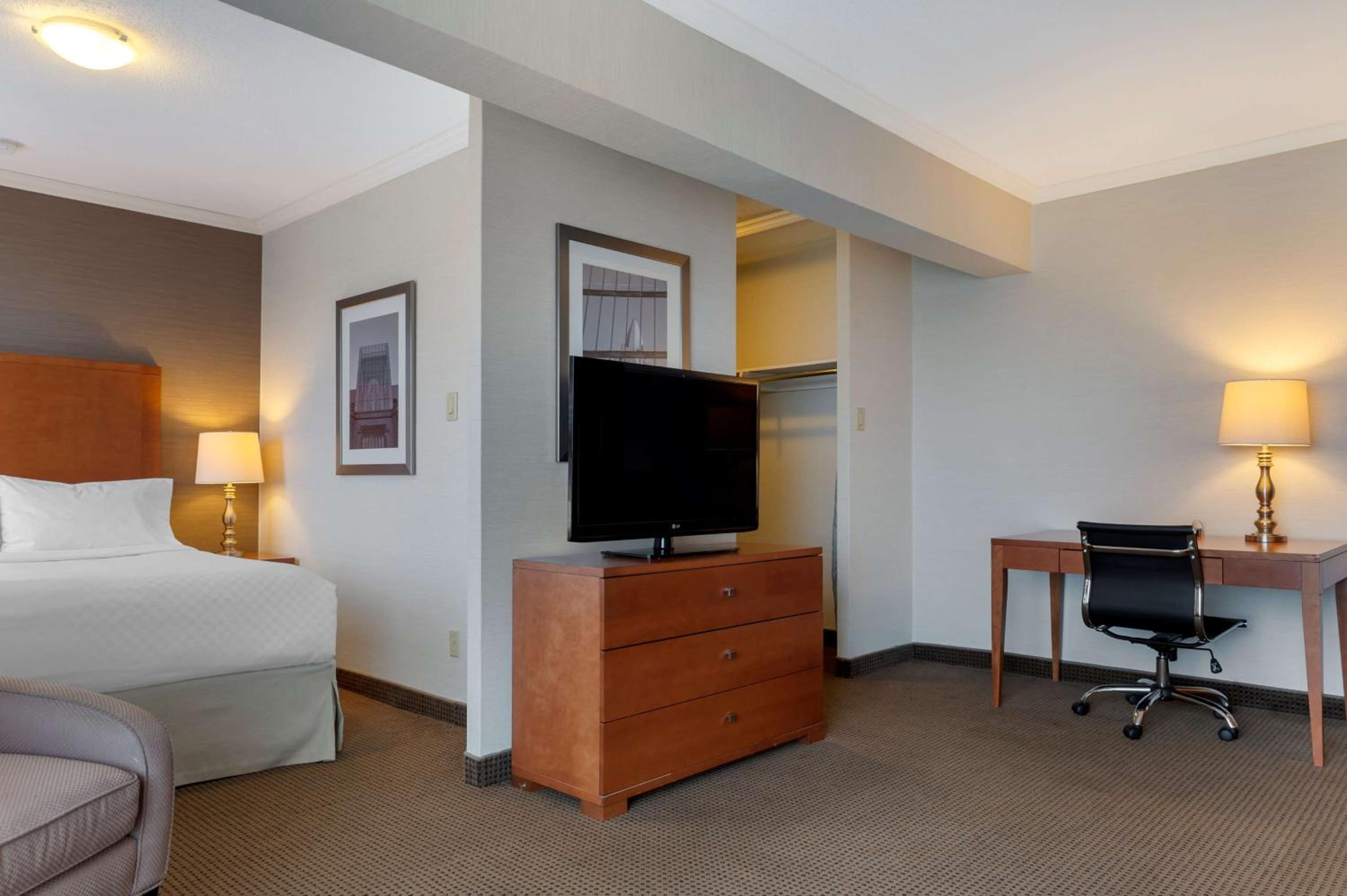 Queen Suite with Kitchen - Photo 7