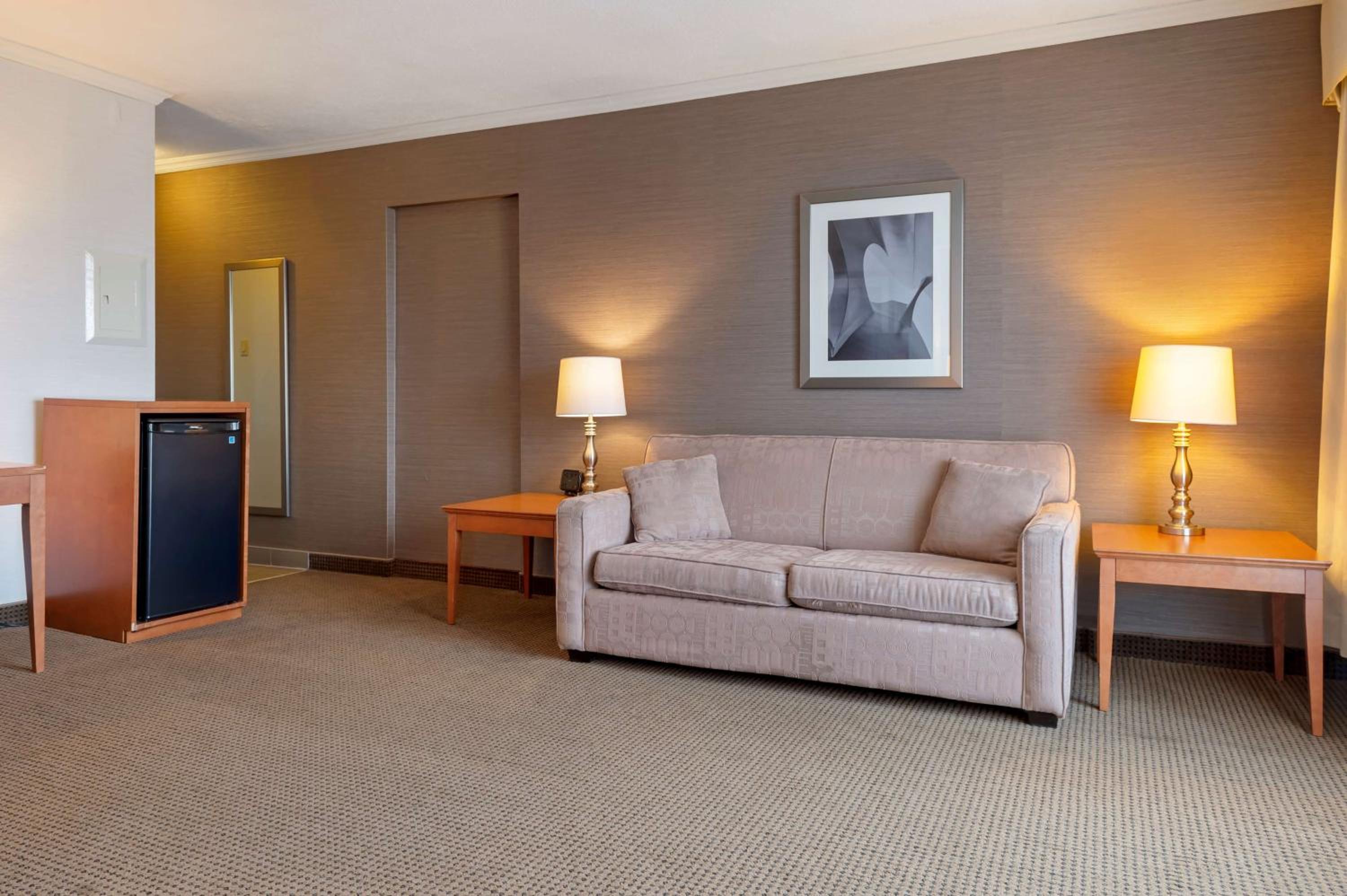 Queen Suite with Kitchen - Photo 1