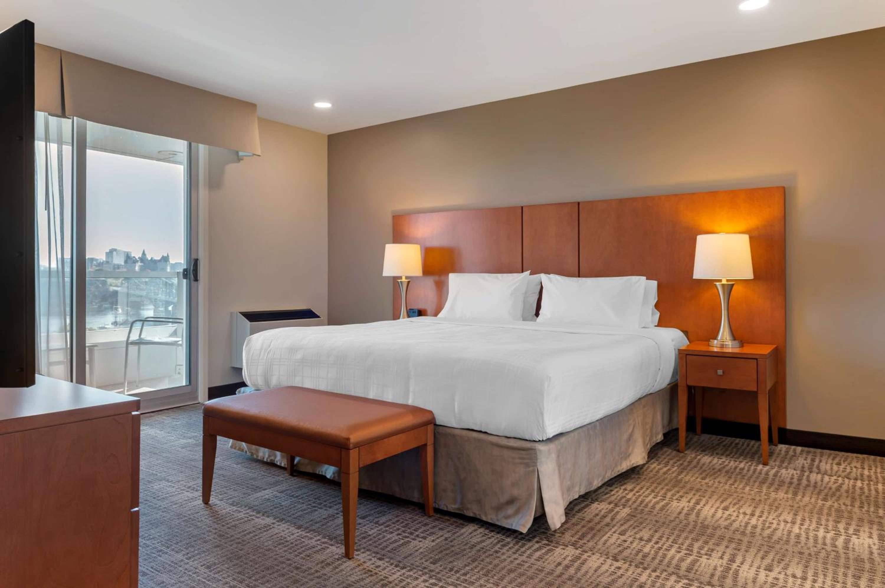 Executive King Suite with Sofa Bed - Photo 3