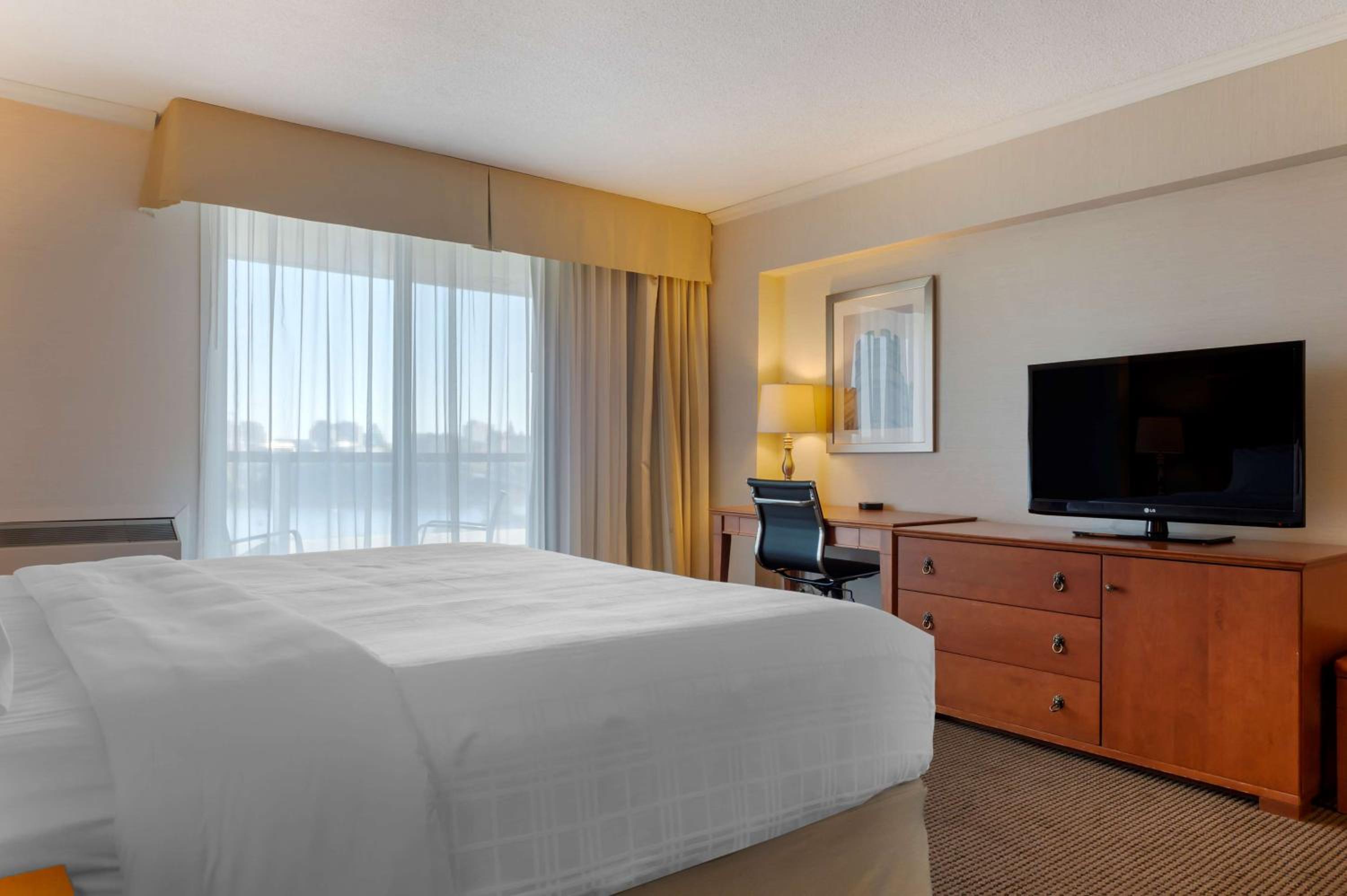 King Room with Balcony and River View - Photo 2