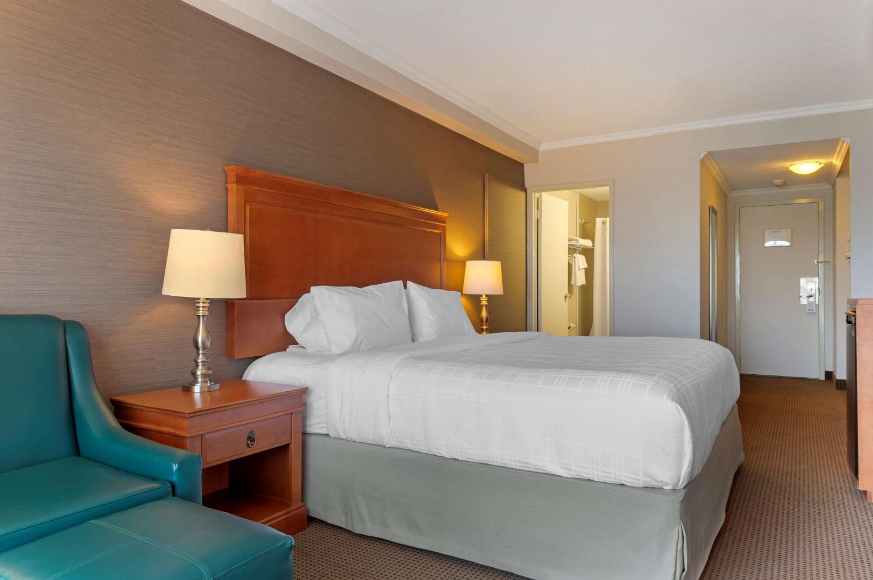 Queen Suite with One Queen Bed and One Double Bed - Photo 3